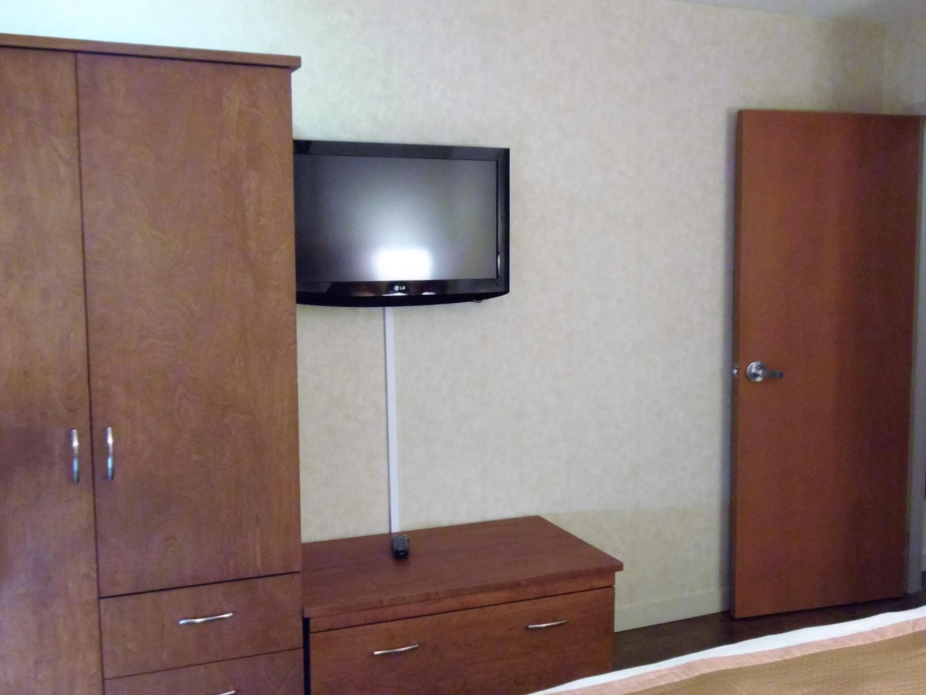 Bedroom in Rosslyn Inn & Suites