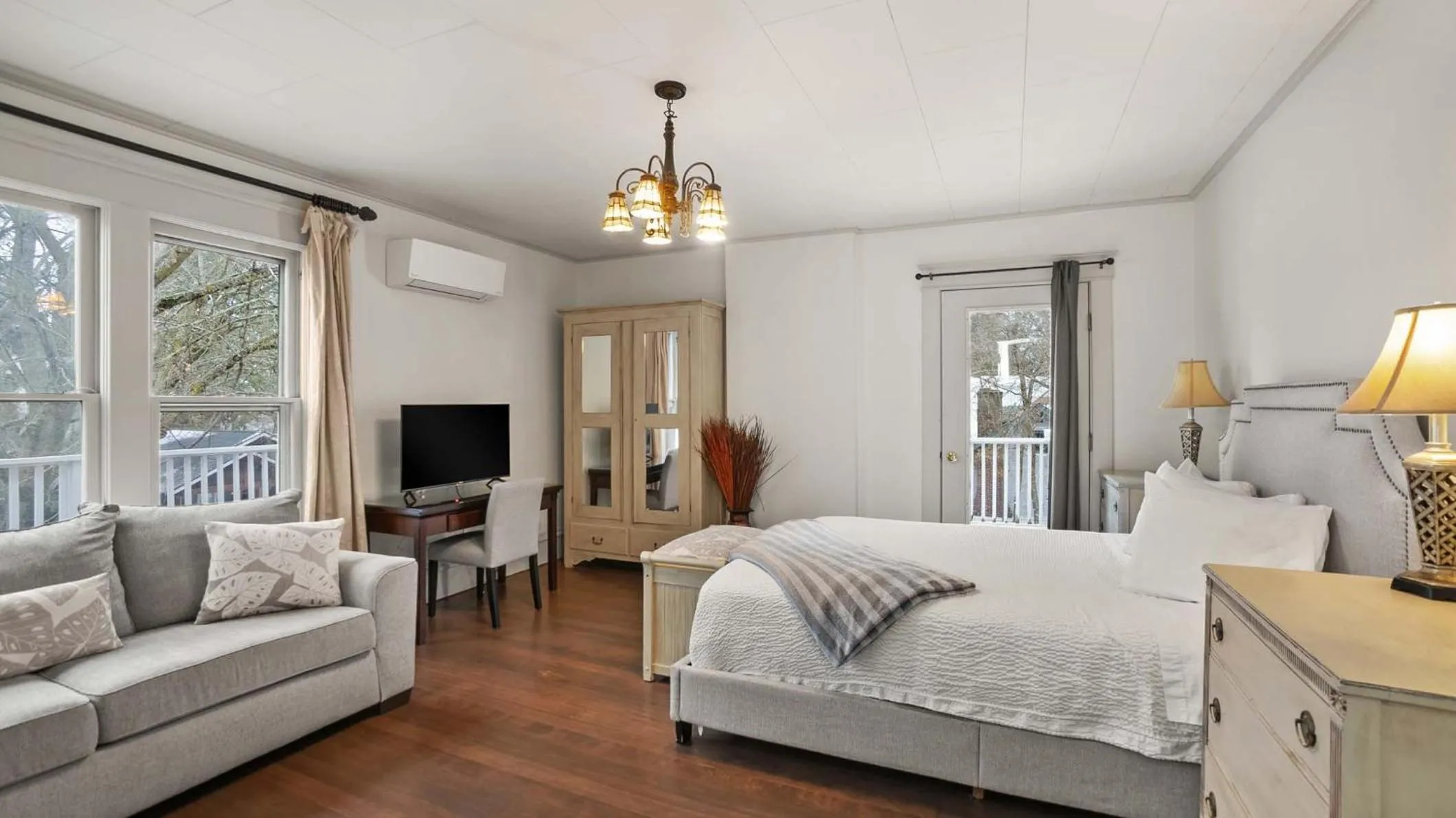 Bedroom, Bed in Greenbriar Inn