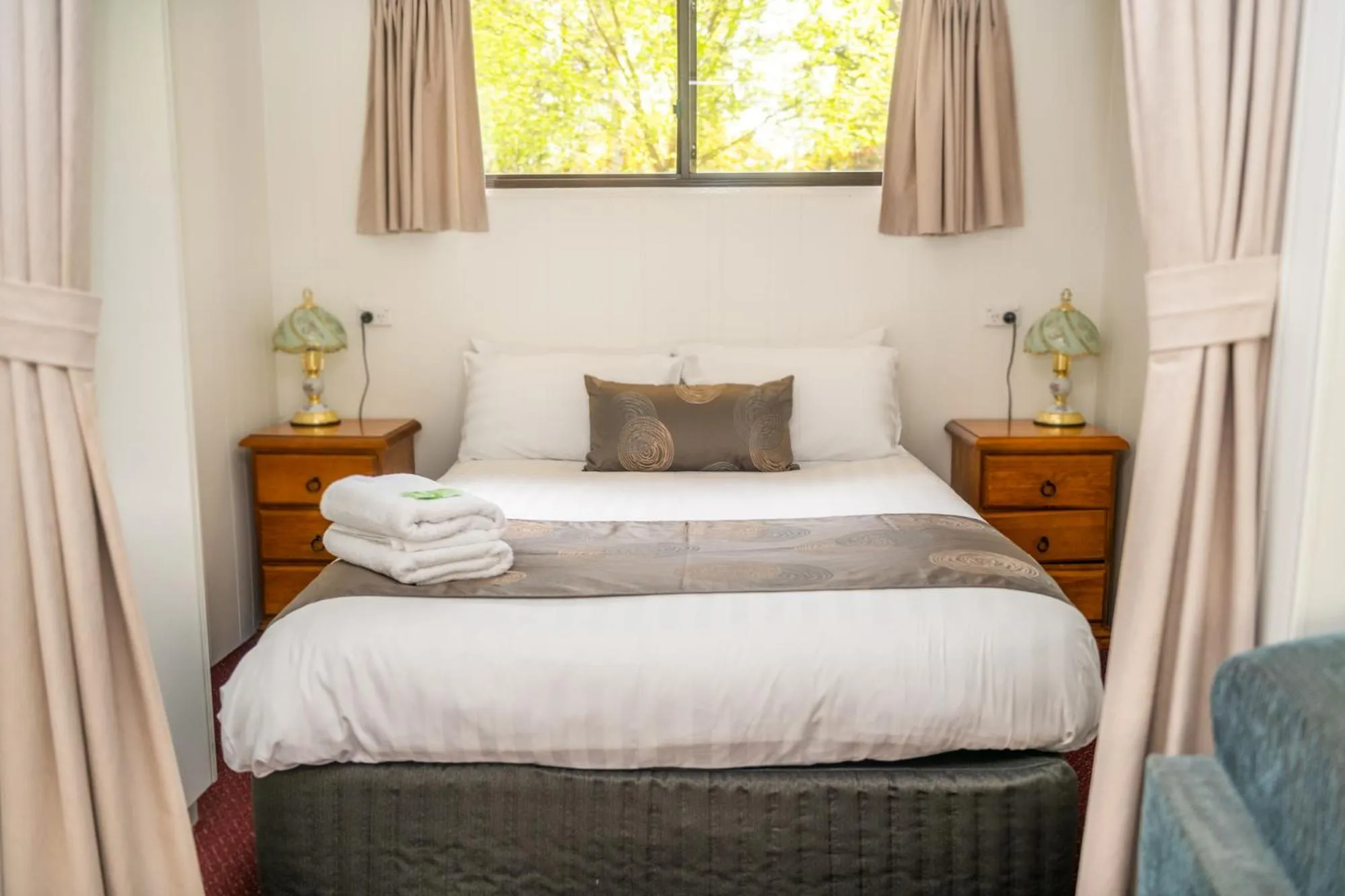 Bedroom, Bed in Beechworth Lake Sambell Caravan Park