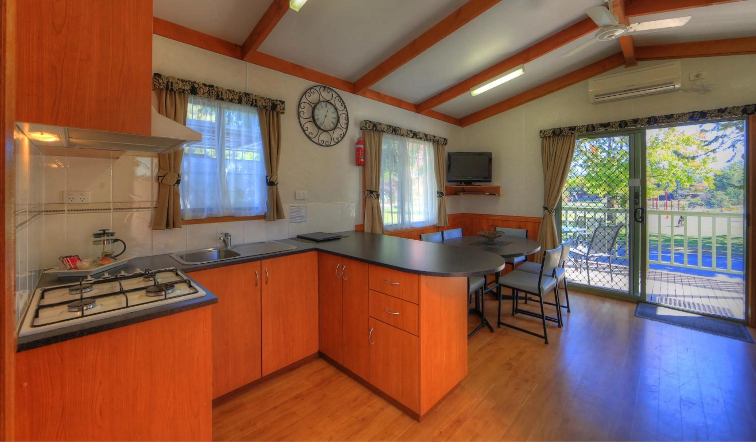 Kitchen or kitchenette in Beechworth Lake Sambell Caravan Park
