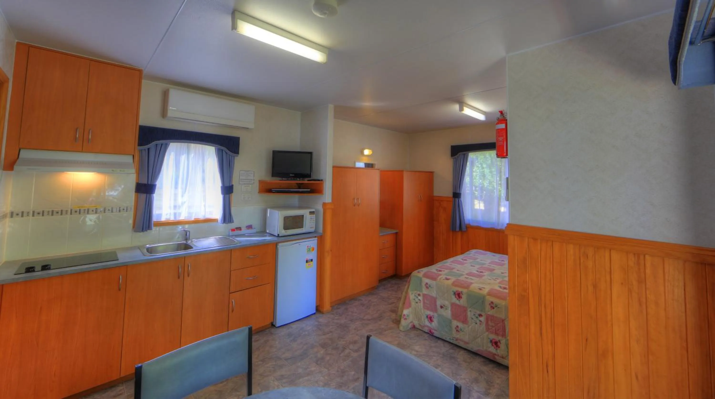 Kitchen or kitchenette in Beechworth Lake Sambell Caravan Park