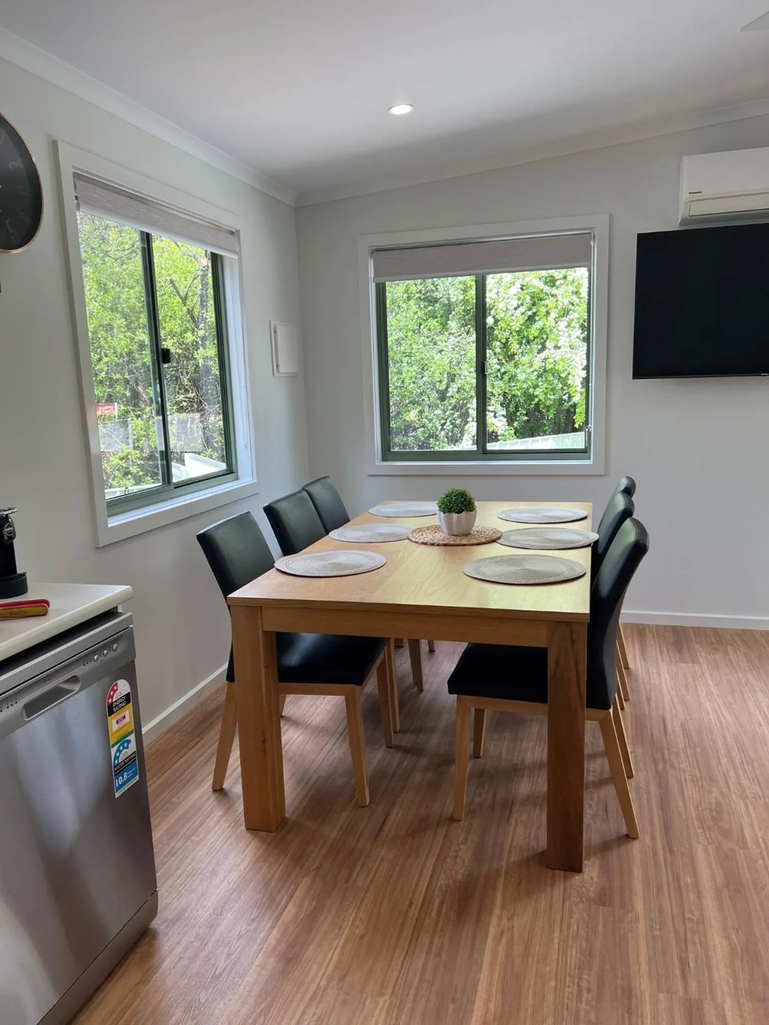 Dining area in Beechworth Lake Sambell Caravan Park