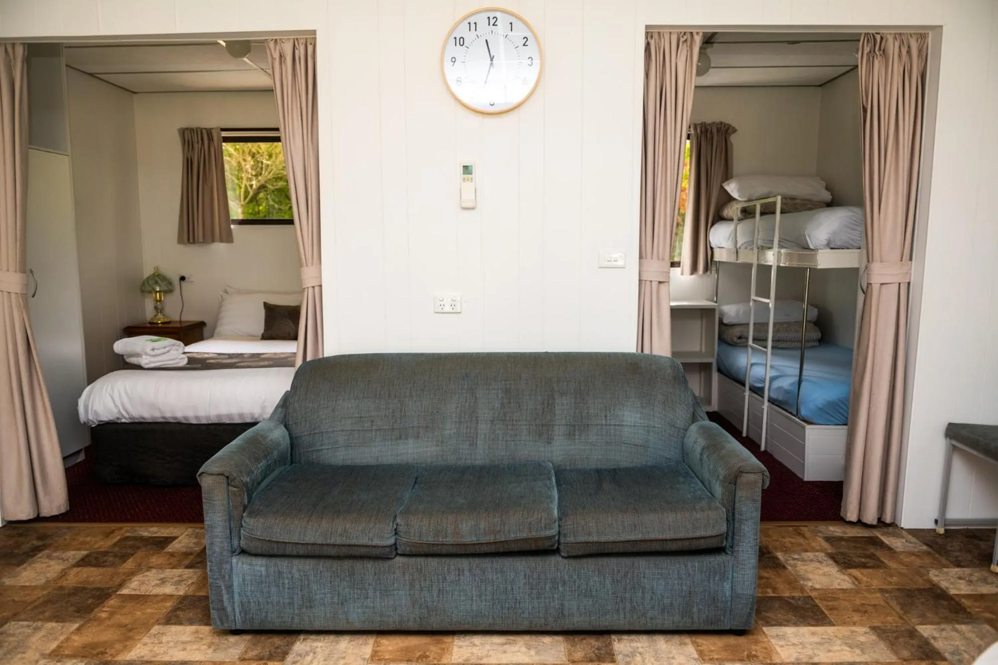 Living room, Bed in Beechworth Lake Sambell Caravan Park
