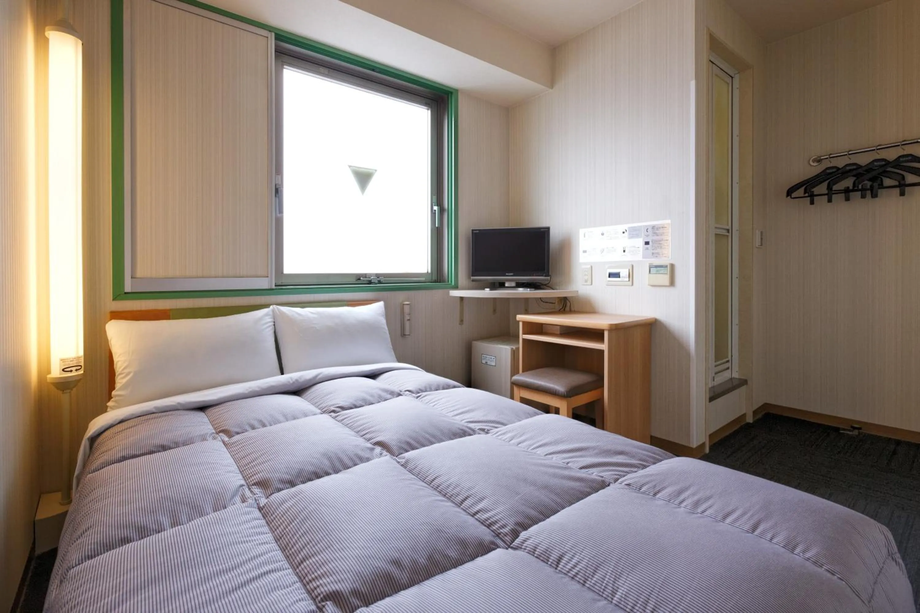 Double Room with Small Double Bed - Smoking in Washington R&B Hotel Hakata Ekimae 1