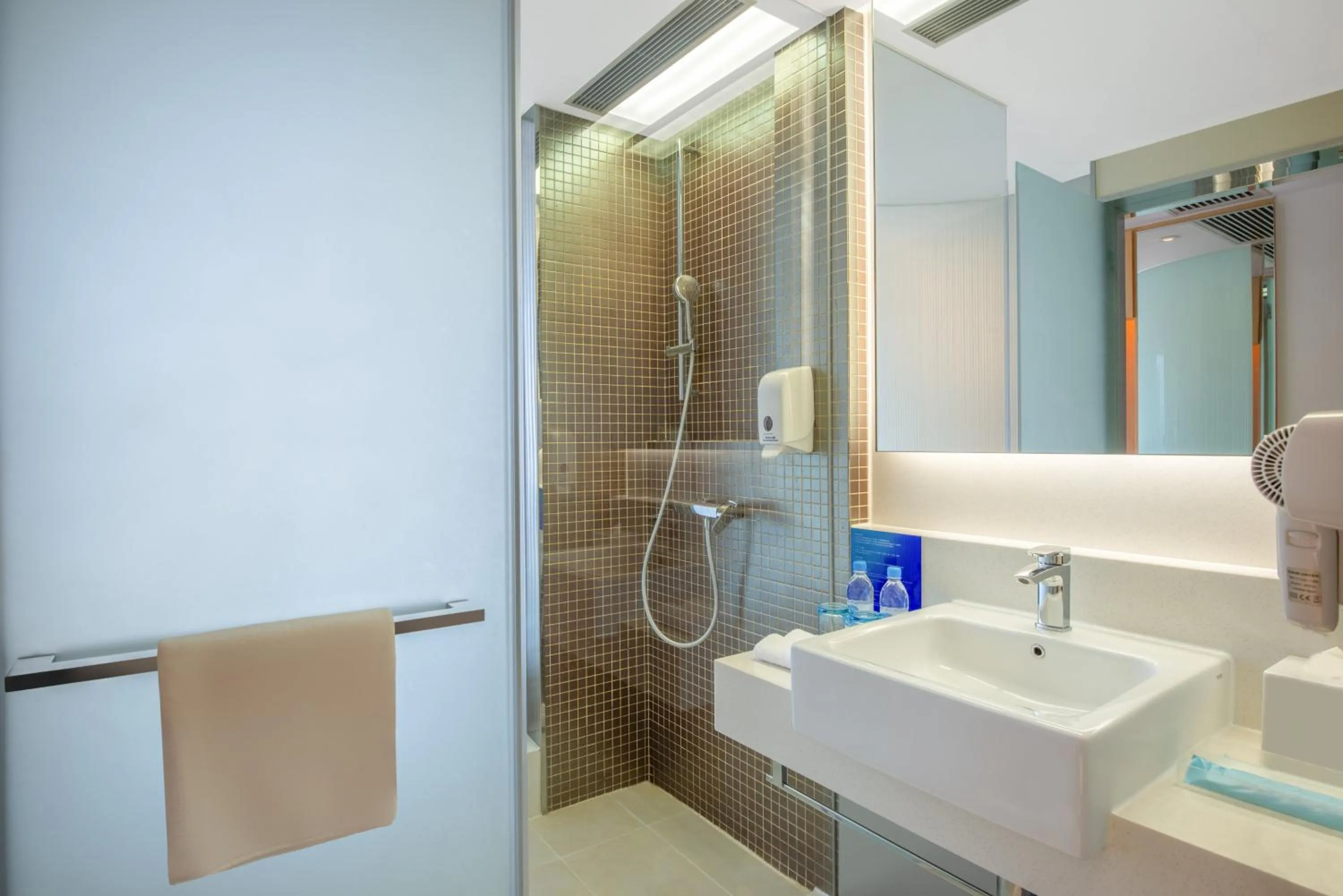 Bedroom, Bathroom in Holiday Inn Express Hong Kong Kowloon East, an IHG Hotel