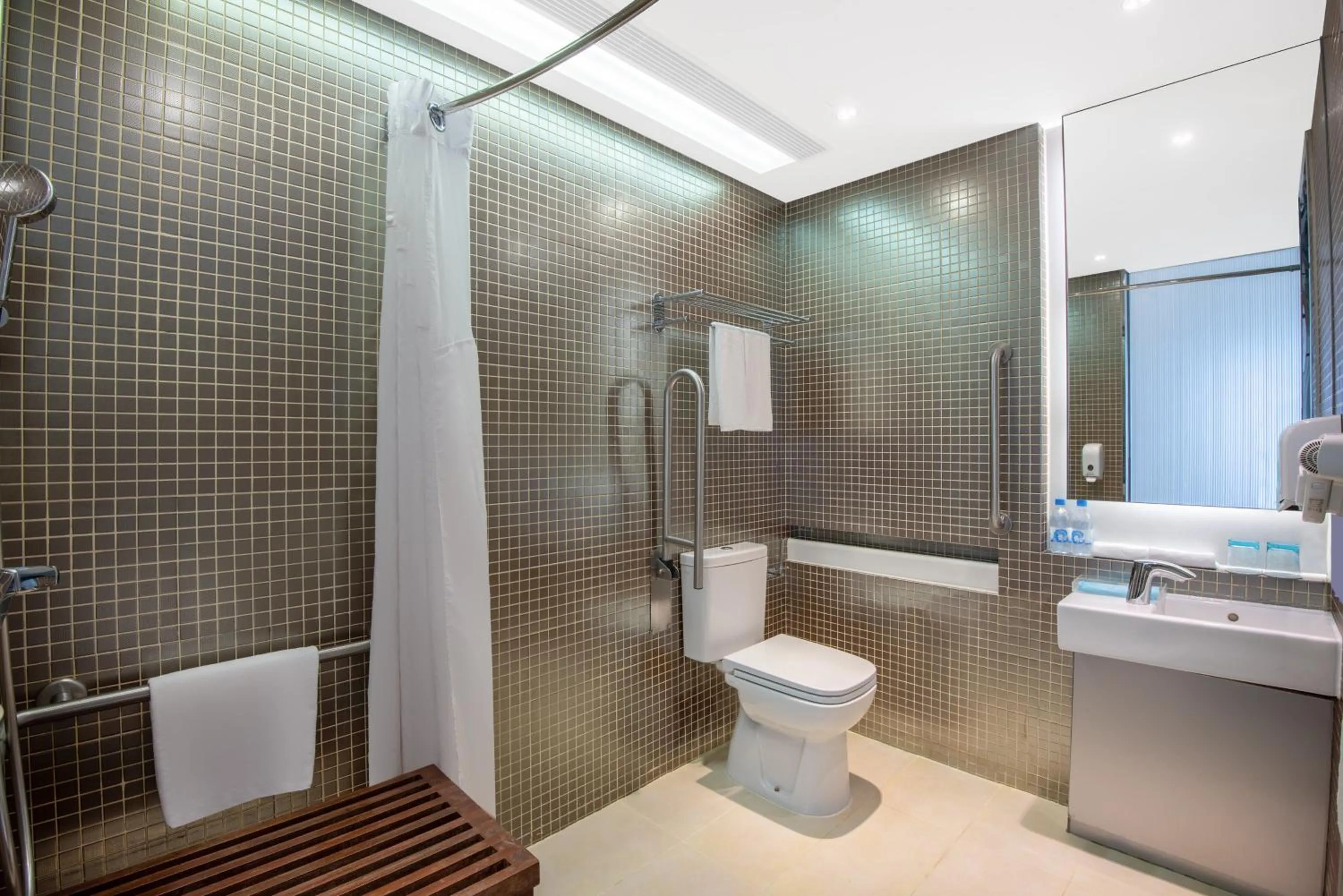 Bedroom, Bathroom in Holiday Inn Express Hong Kong Kowloon East, an IHG Hotel