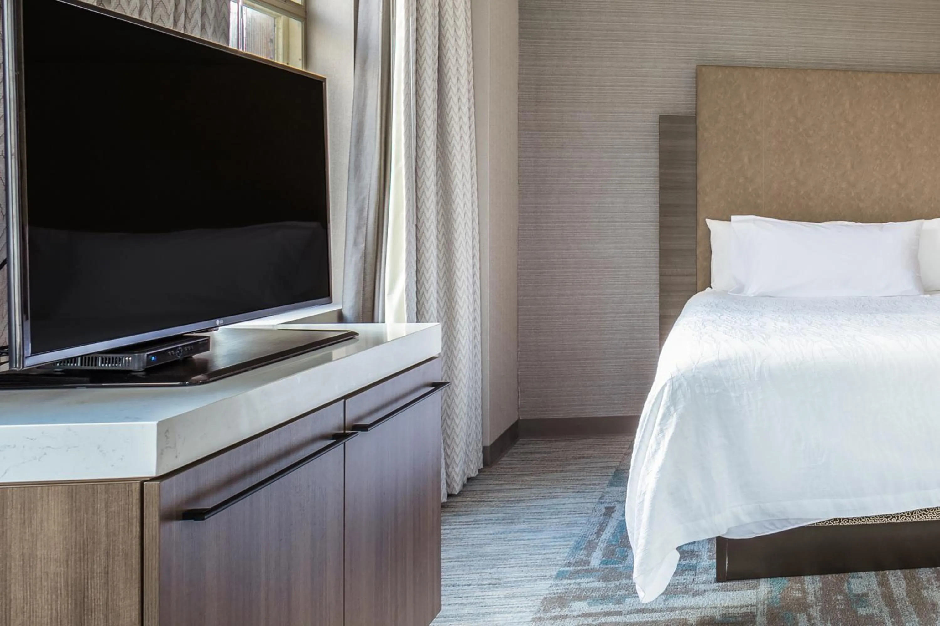 TV and multimedia, Bed in Hilton Garden Inn Indianapolis Downtown