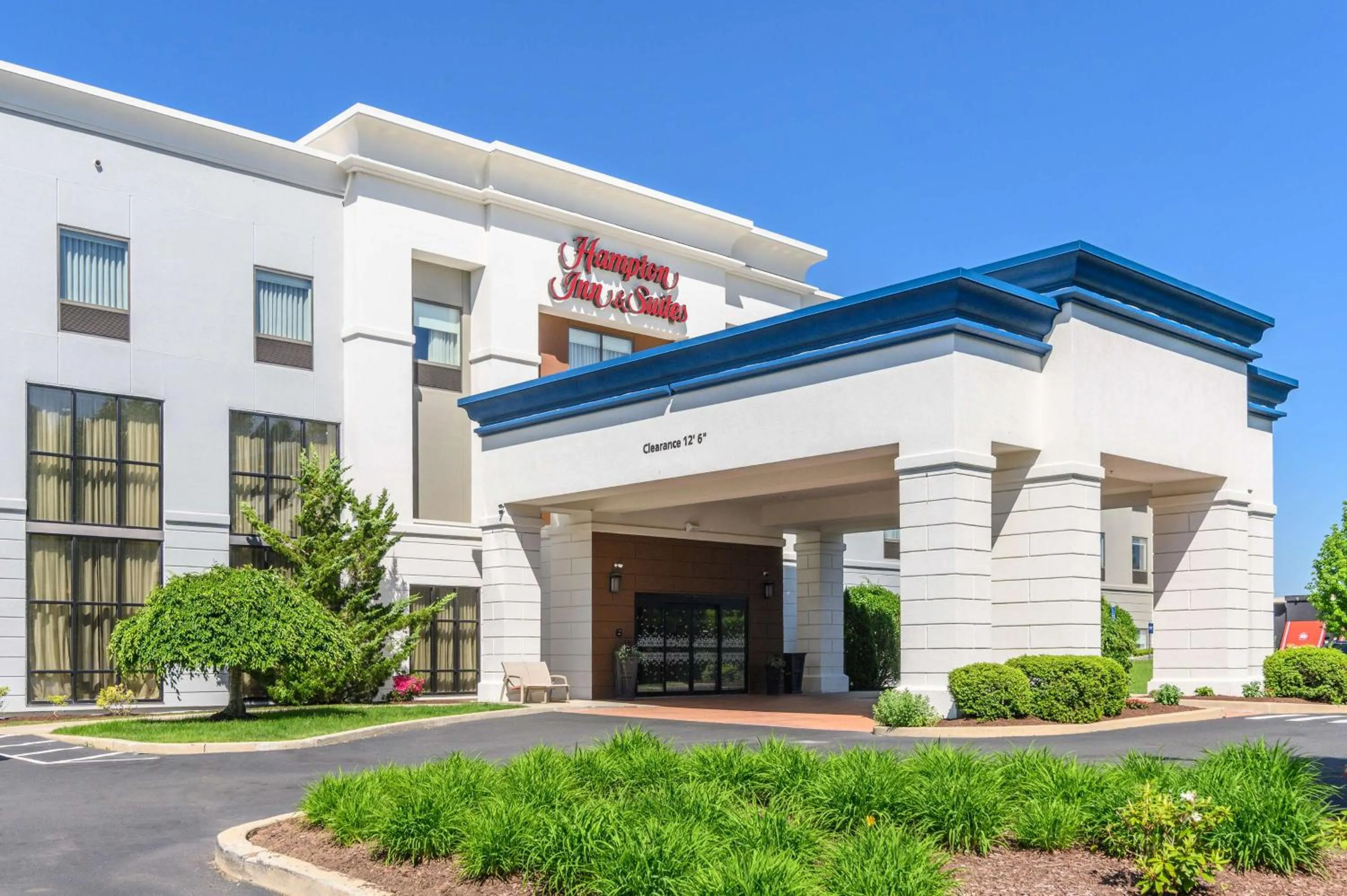 Property building in Hampton Inn & Suites Hartford-Manchester