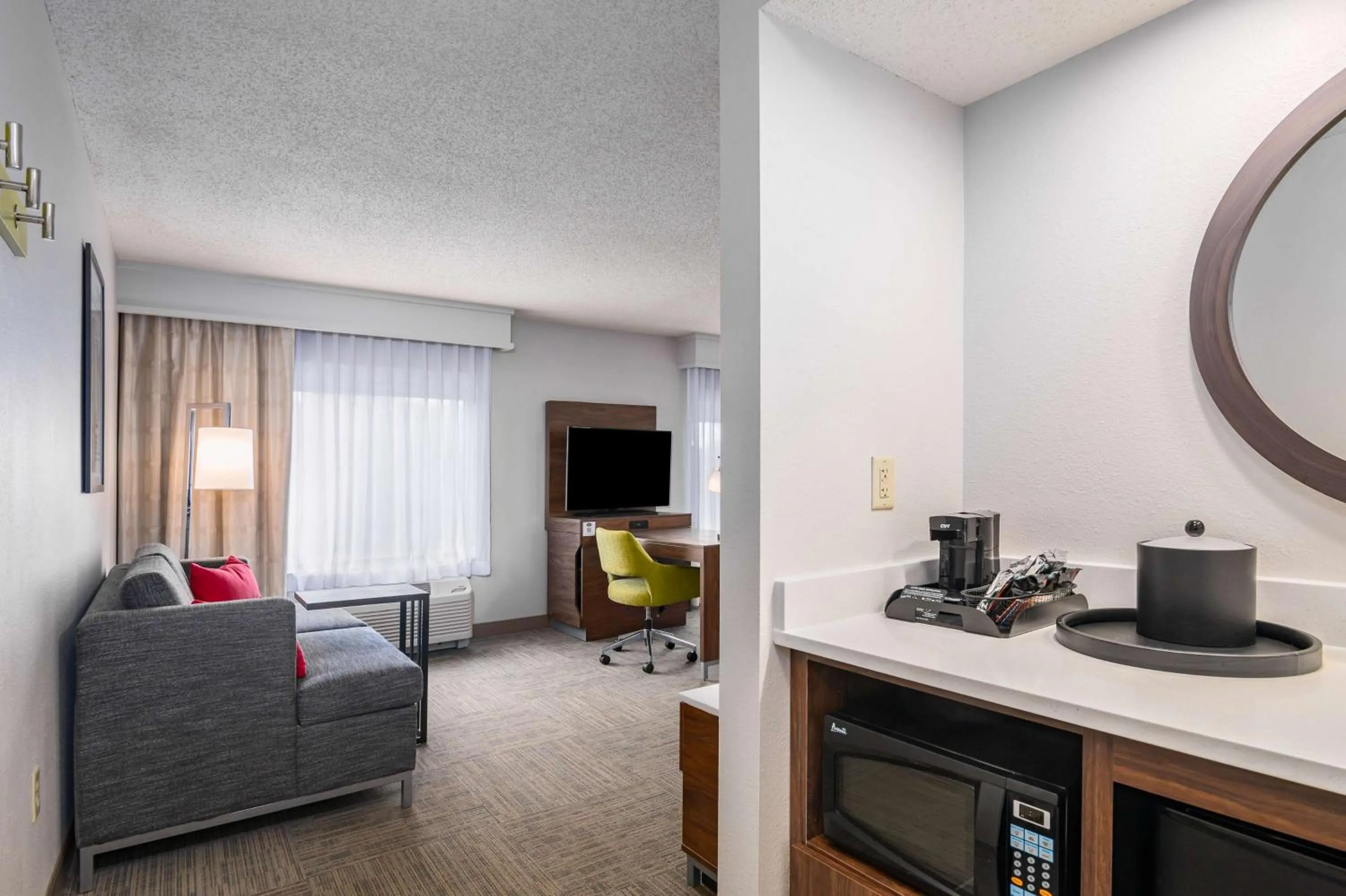 Bedroom in Hampton Inn & Suites Hartford-Manchester