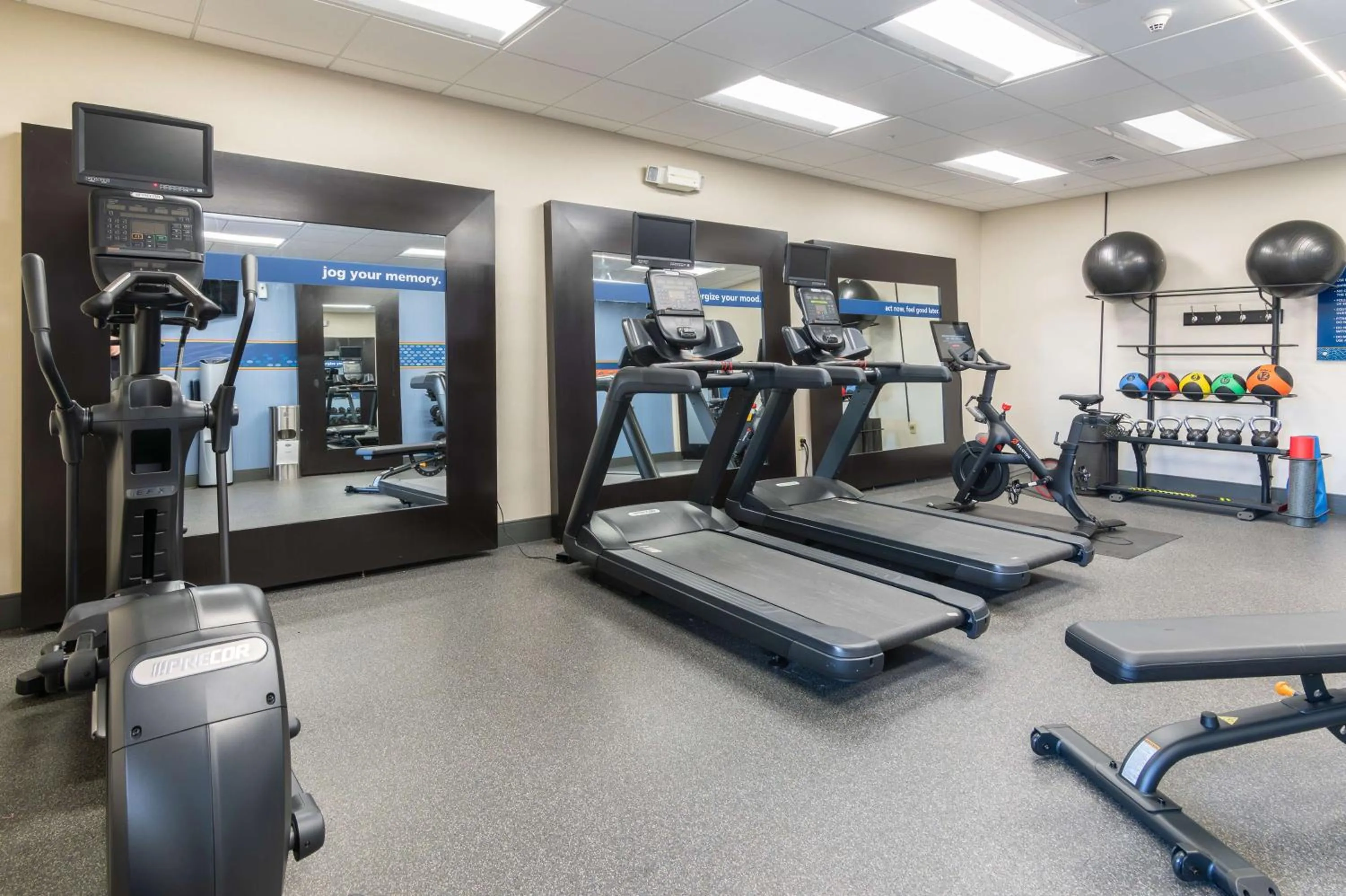 Fitness centre/facilities in Hampton Inn & Suites Hartford-Manchester