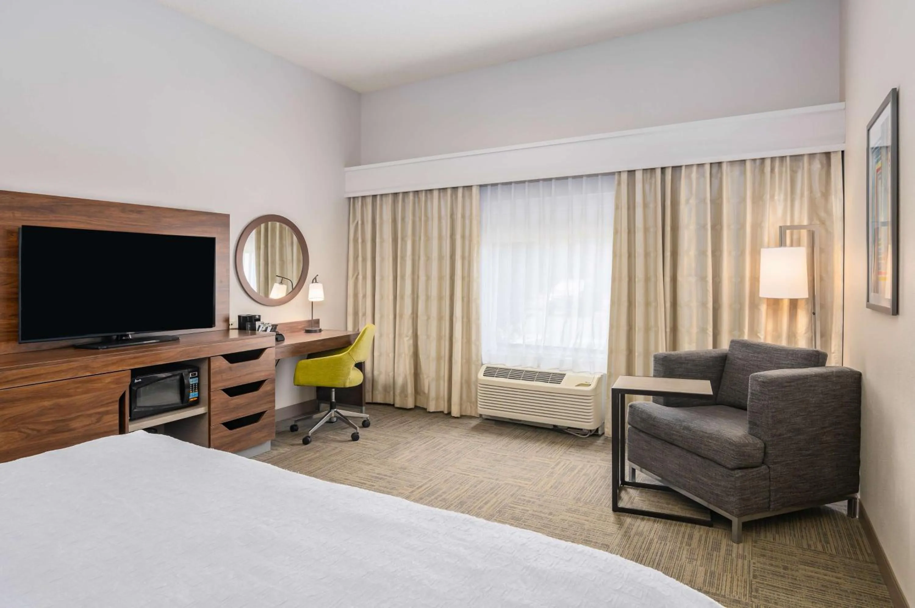 Bedroom, Bed in Hampton Inn & Suites Hartford-Manchester