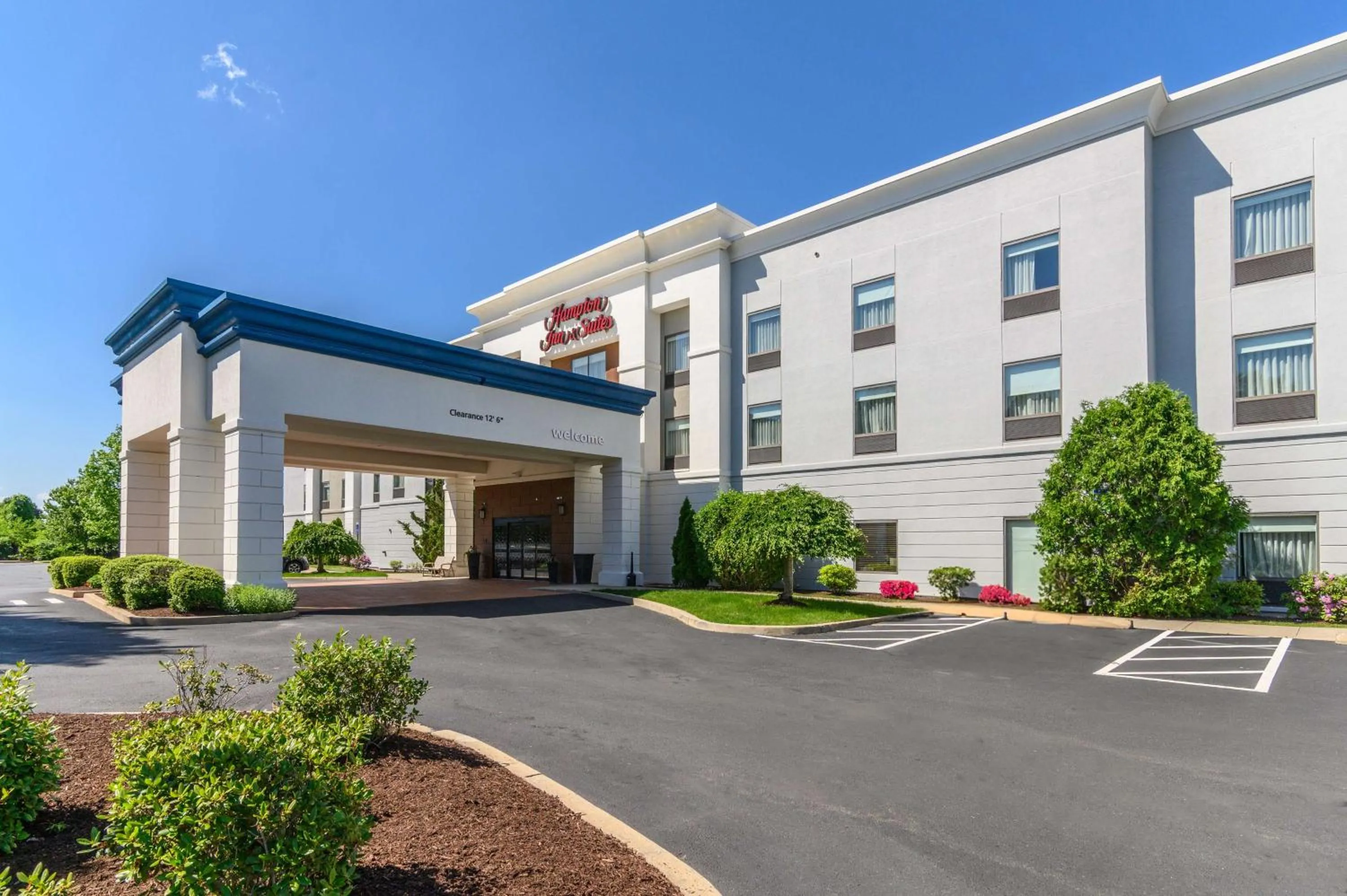 Property building in Hampton Inn & Suites Hartford-Manchester