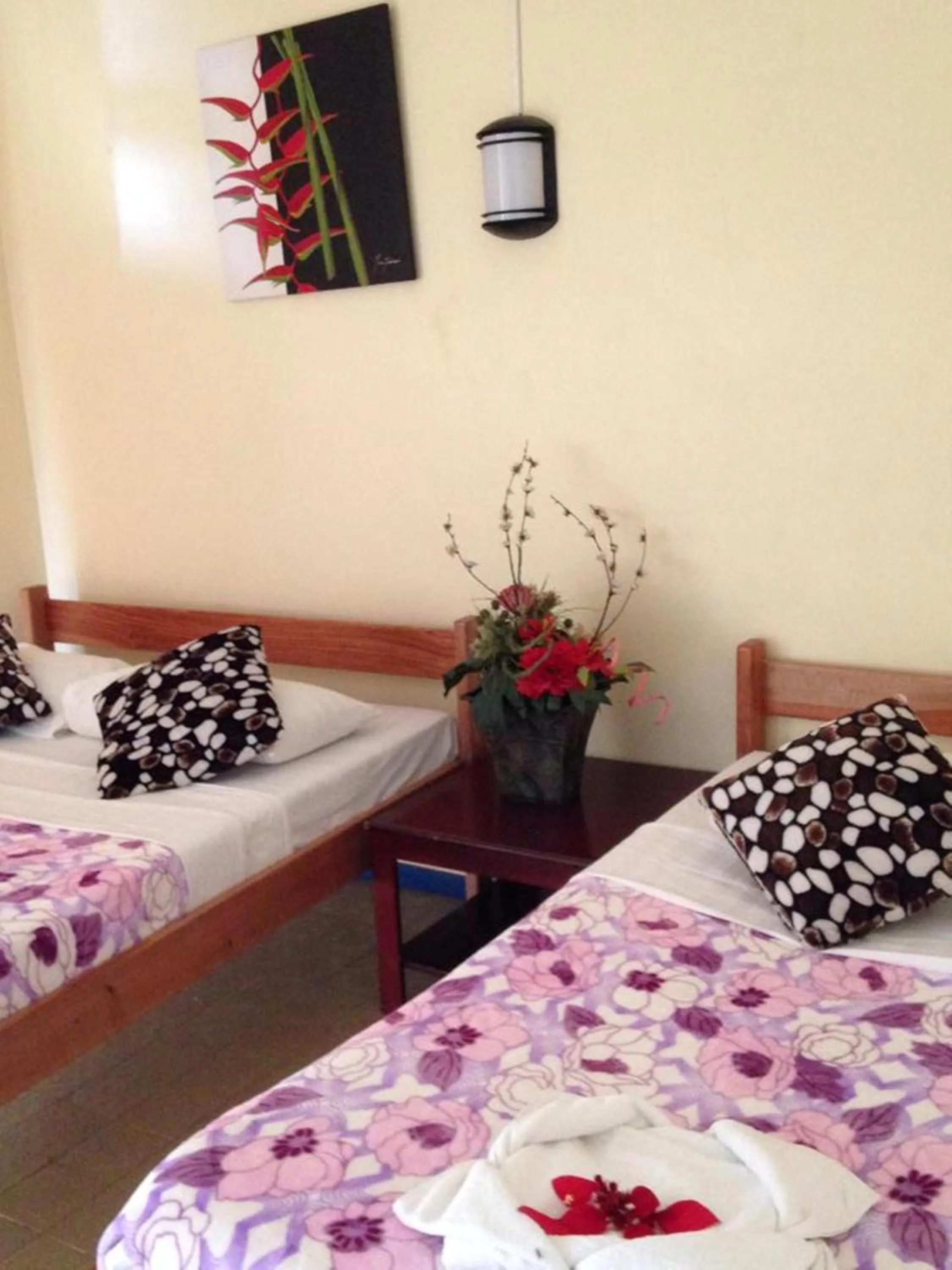 Bed in Pacific Paradise Motel