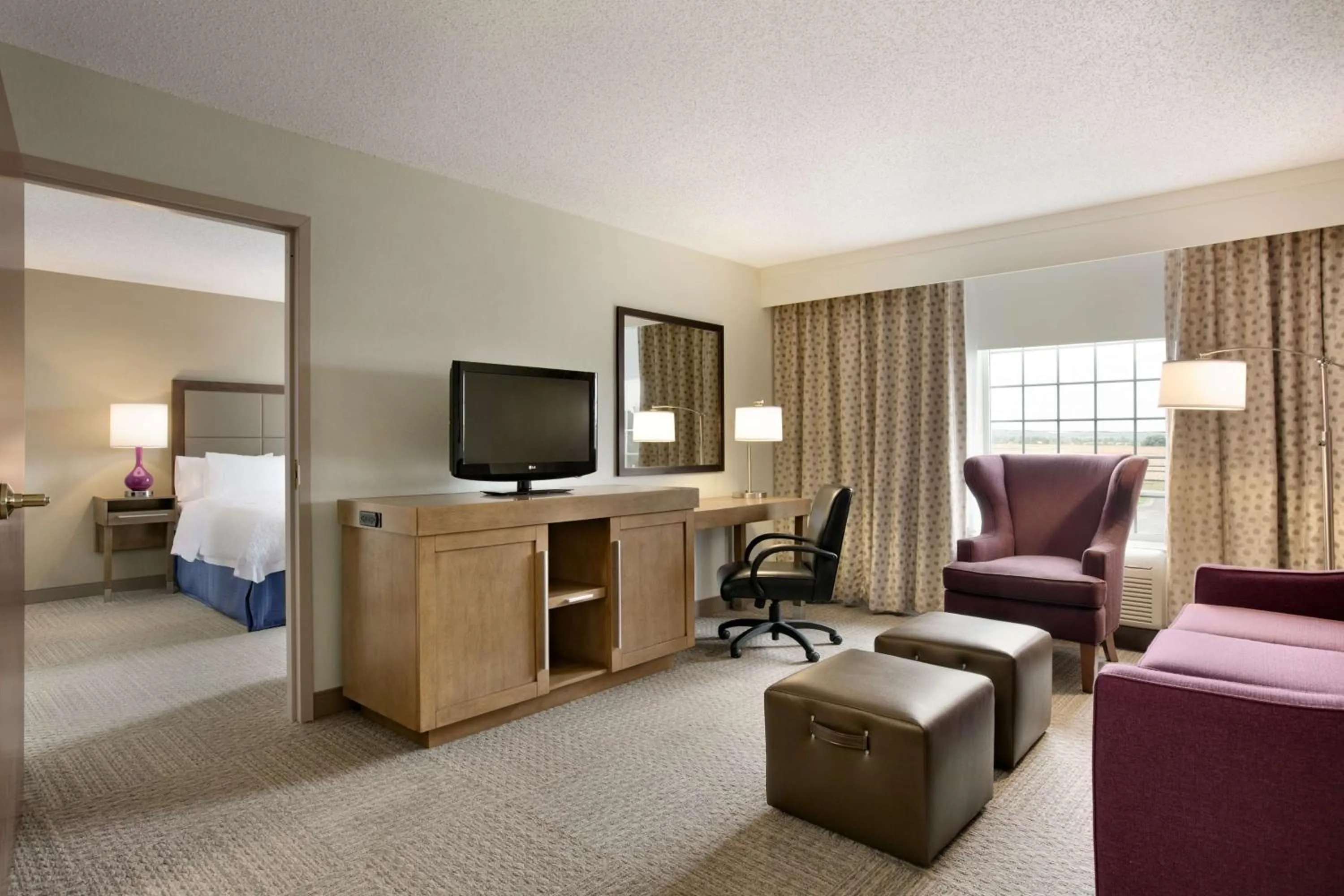 Living room, Bed in Hampton Inn & Suites Hershey