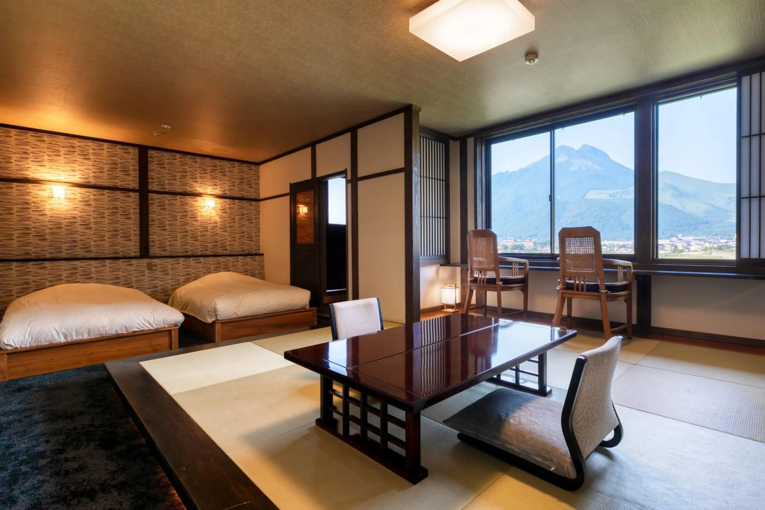 Photo of the whole room, Bed in Yufuin Onsen Toshoan