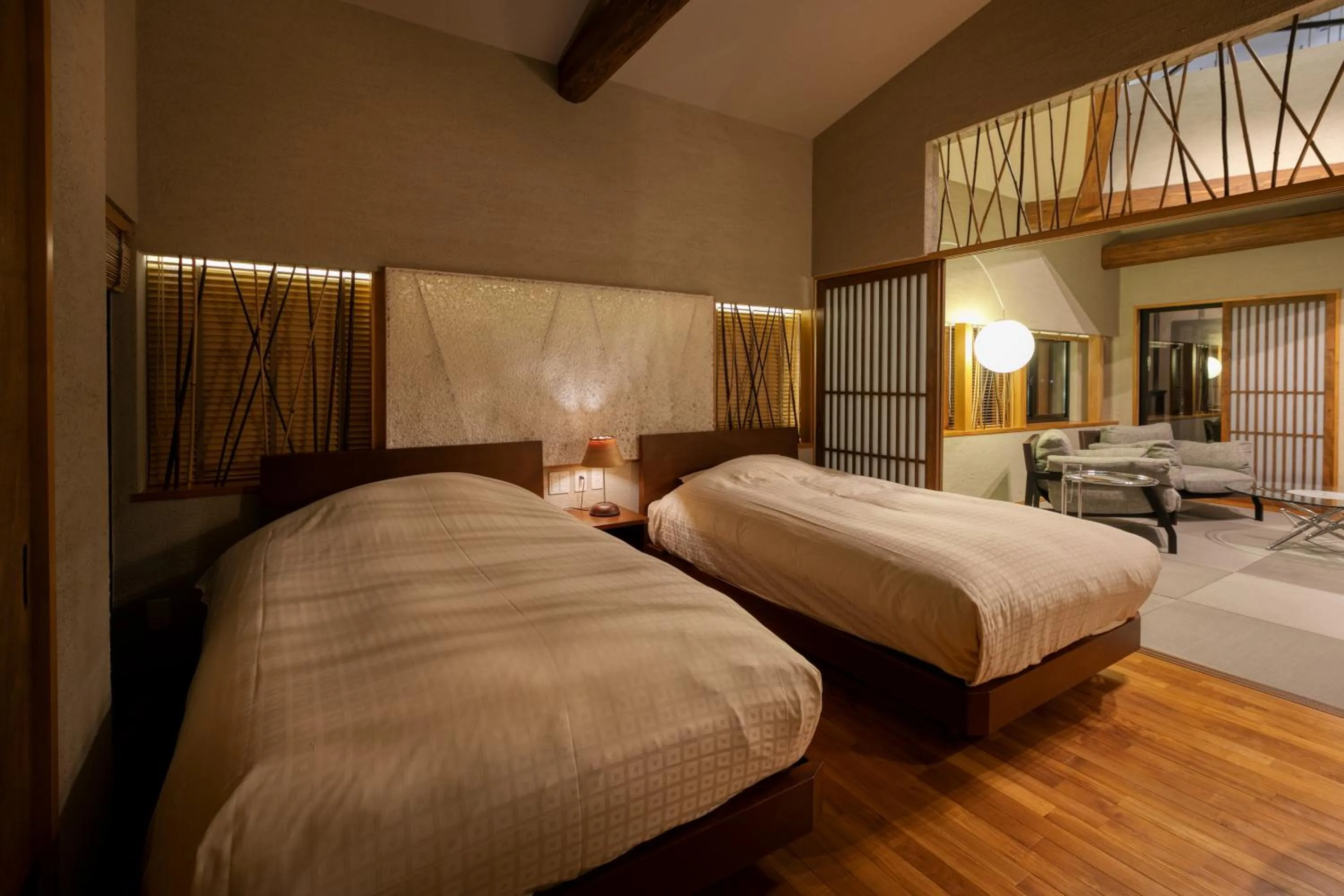 Photo of the whole room, Bed in Yufuin Onsen Toshoan