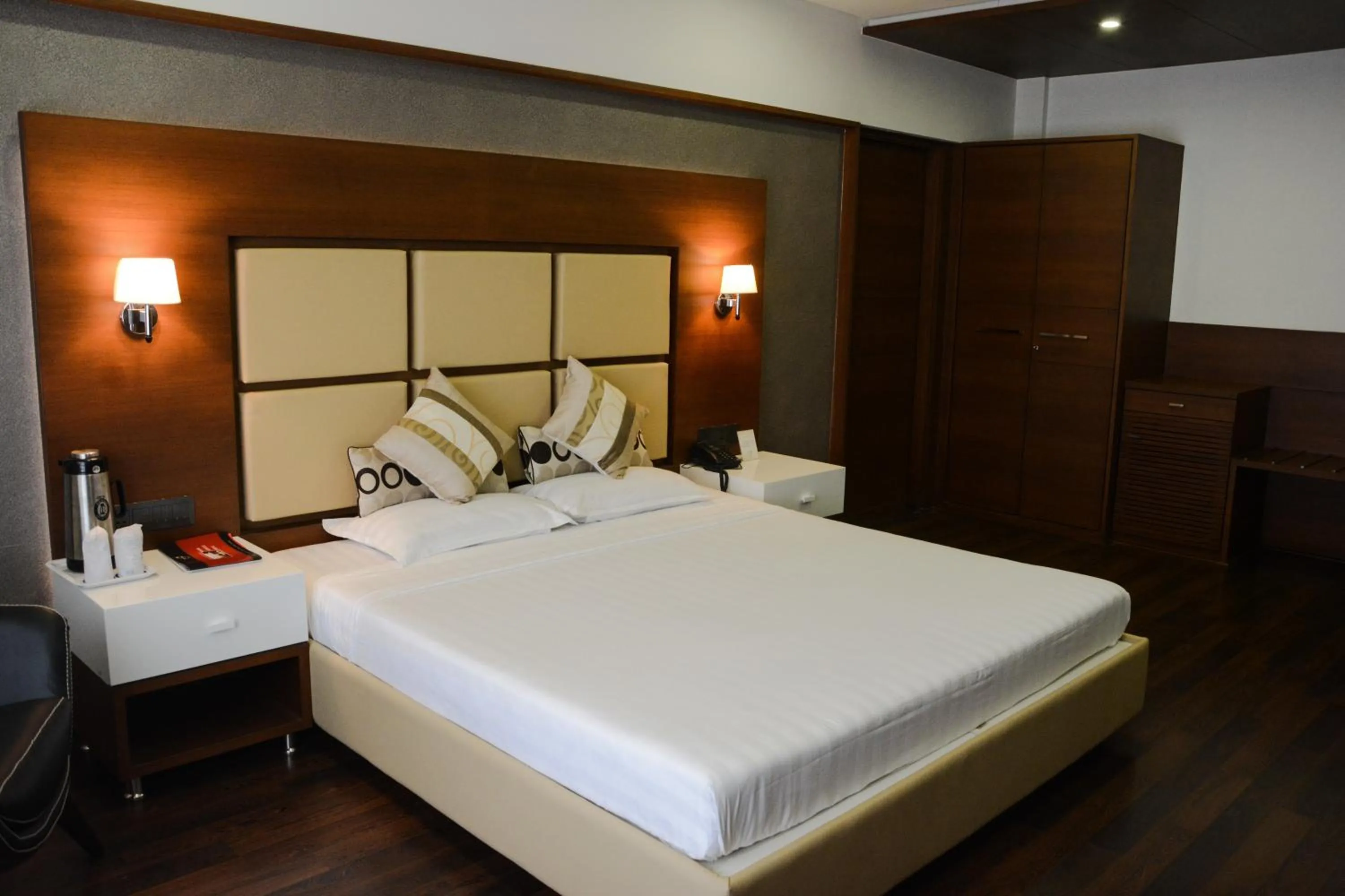 Bedroom, Bed in Hotel Platinum Residency
