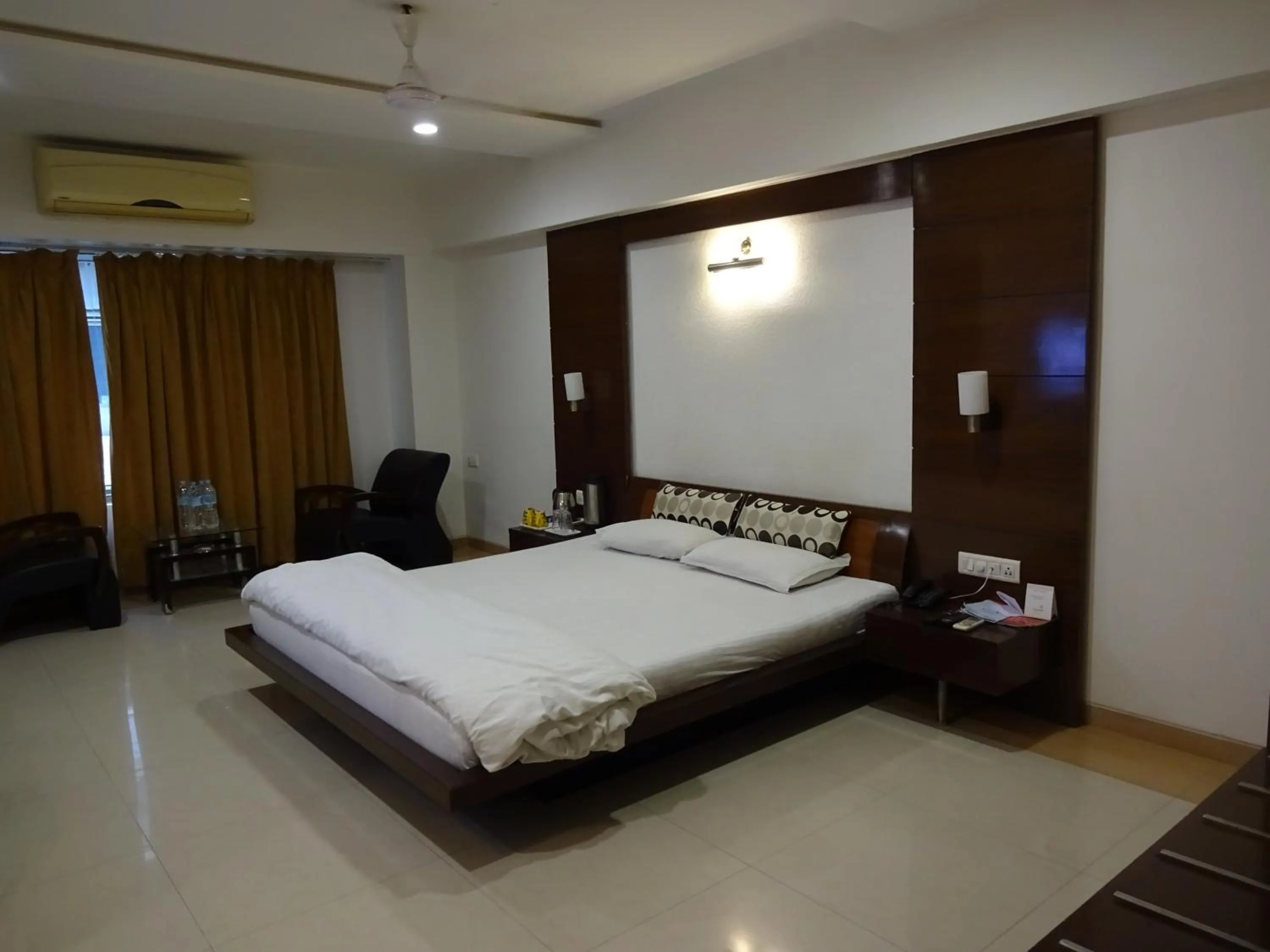 Bathroom, Bed in Hotel Platinum Residency