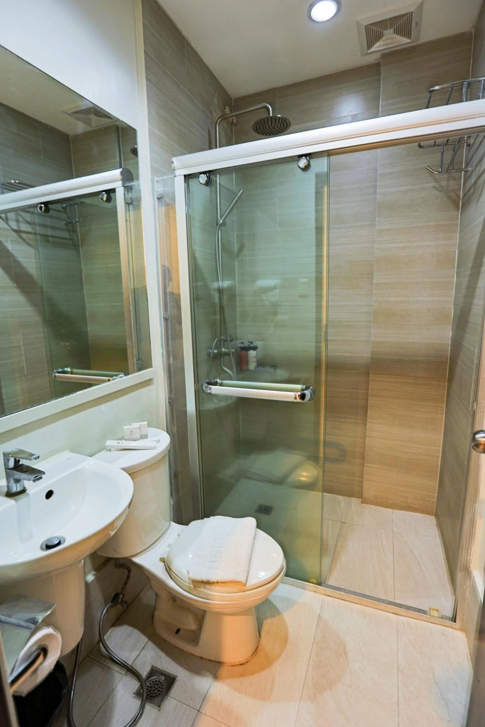 Bathroom in Holiday Suites Puerto Princesa