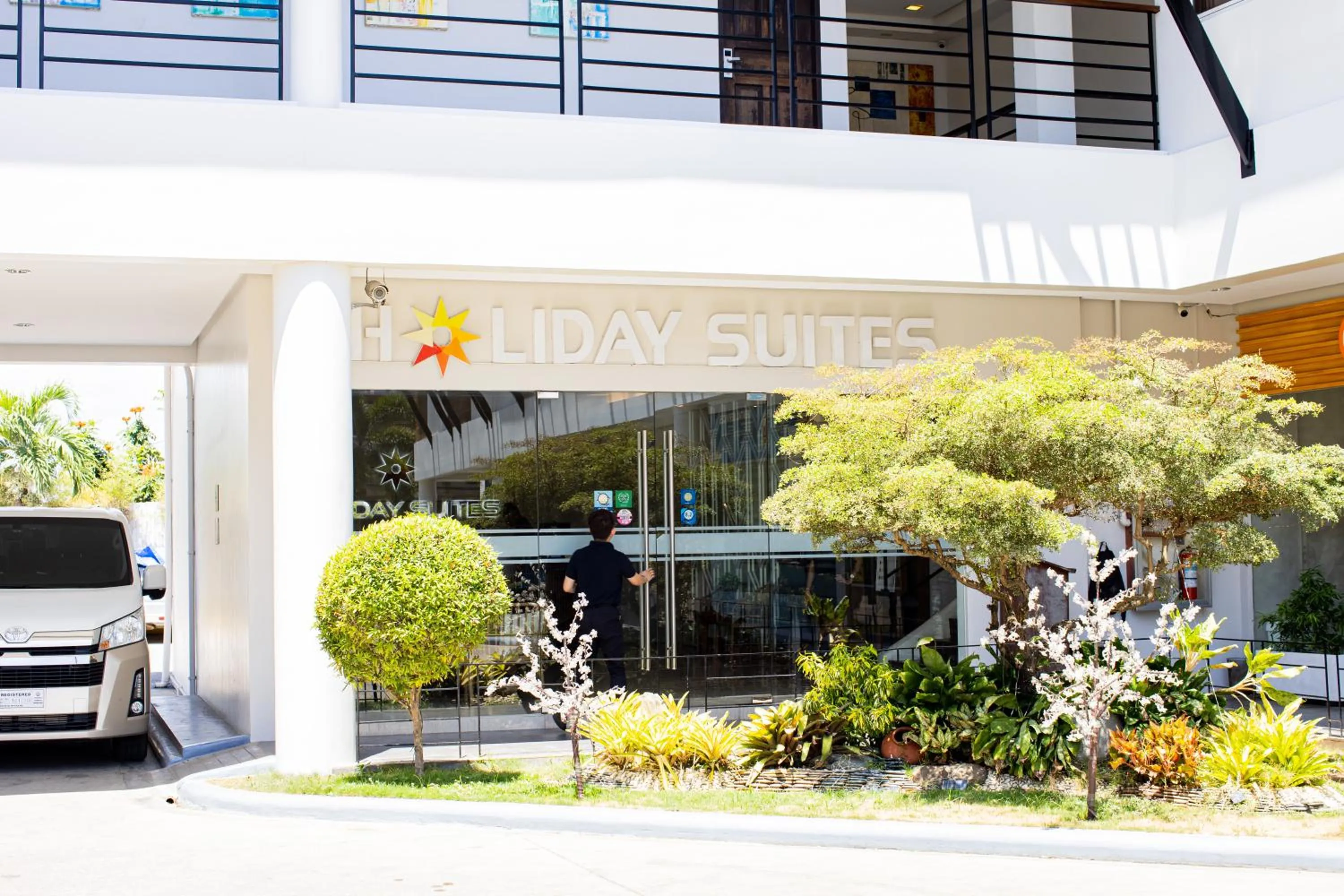 Facade/entrance in Holiday Suites Puerto Princesa