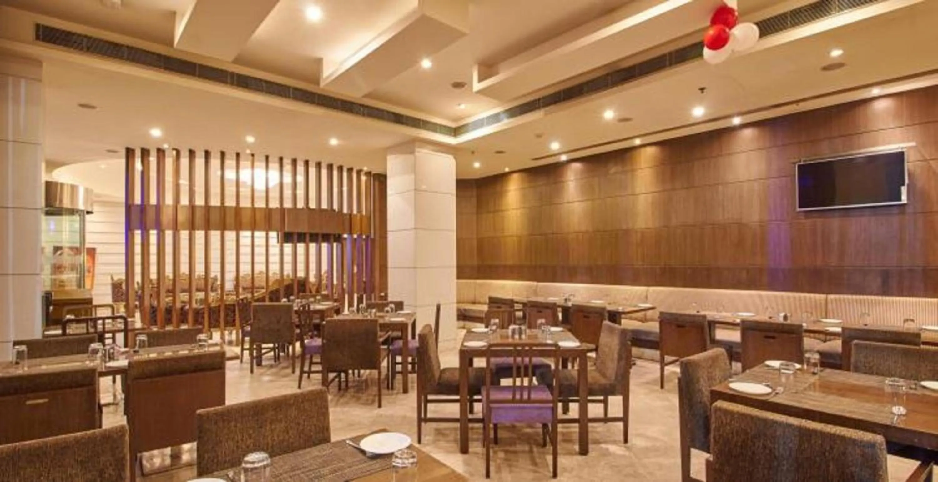 Restaurant/places to eat in Hotel Platinum
