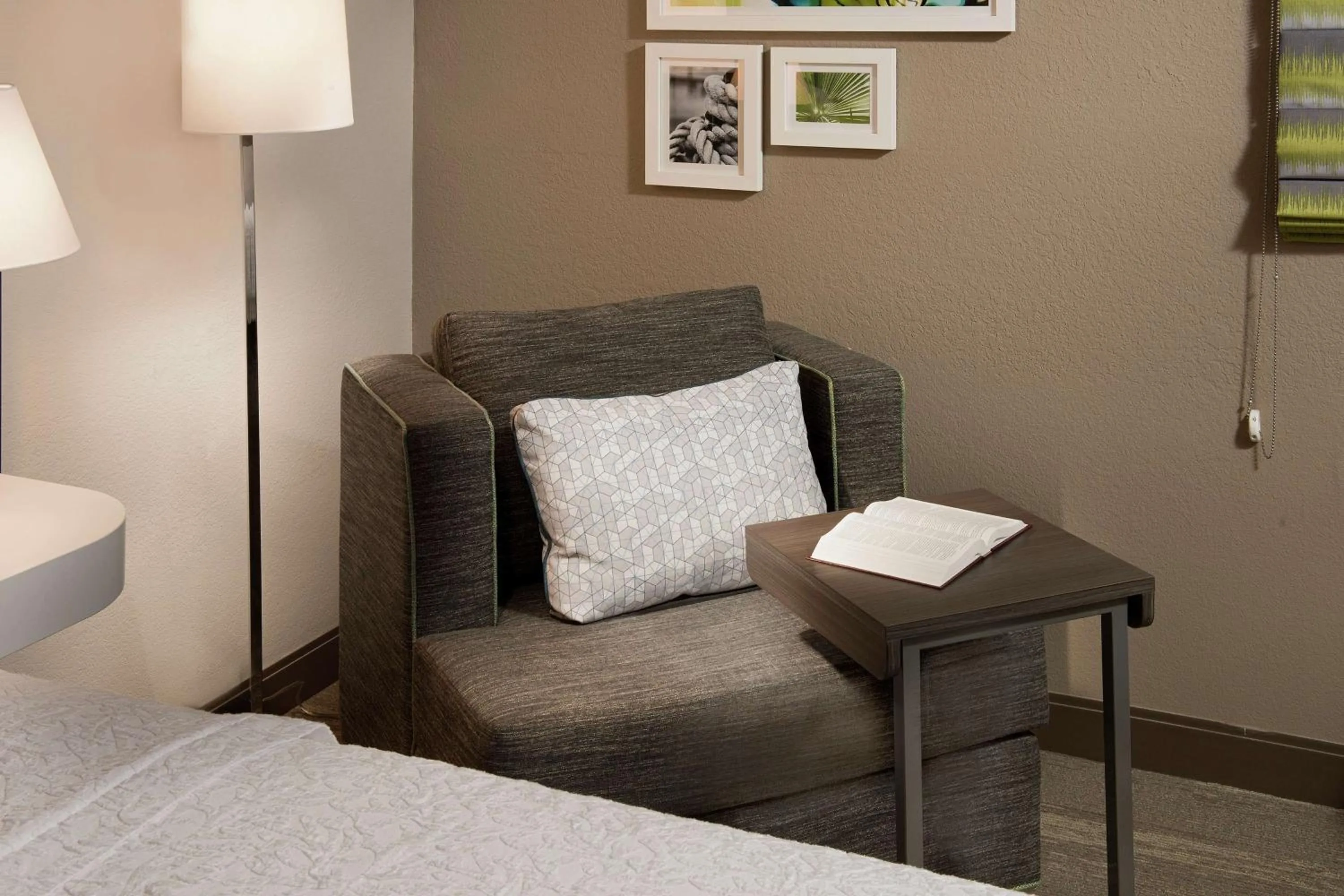 Living room, Bed in Hampton Inn Hilton Head