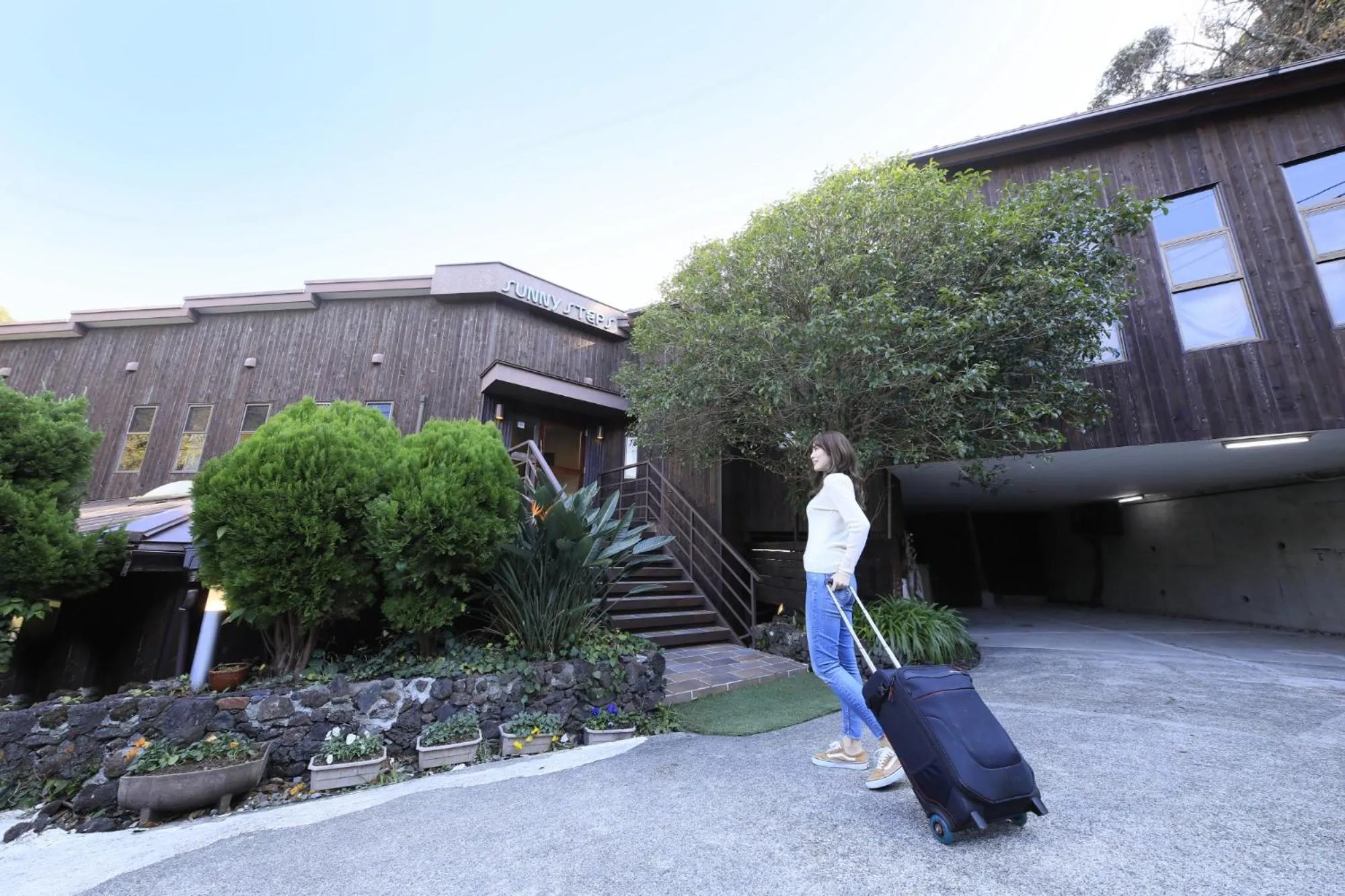 People in Welcome Inn SunnySteps