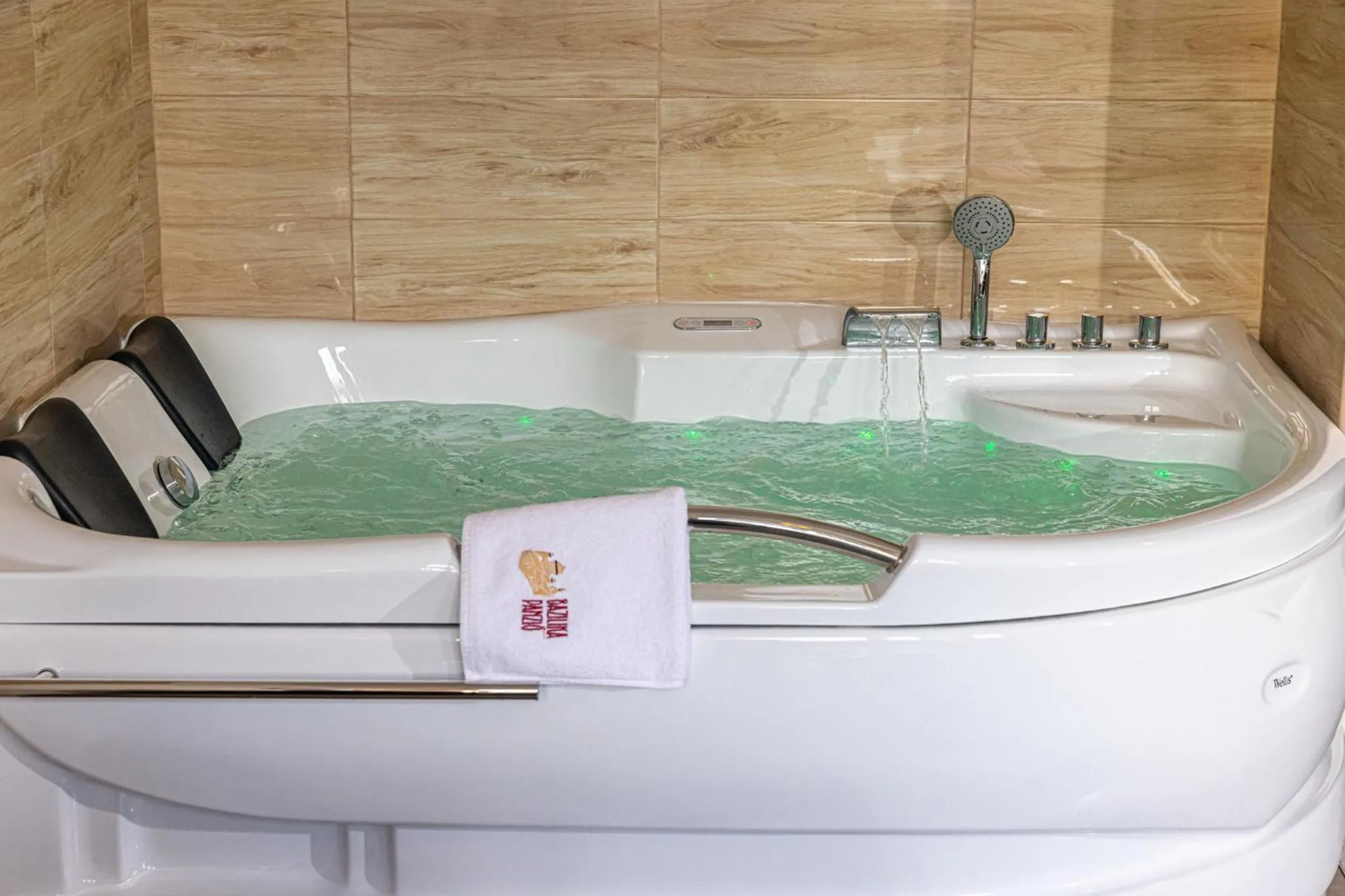 Hot Tub in Bazilika alatt Panzió