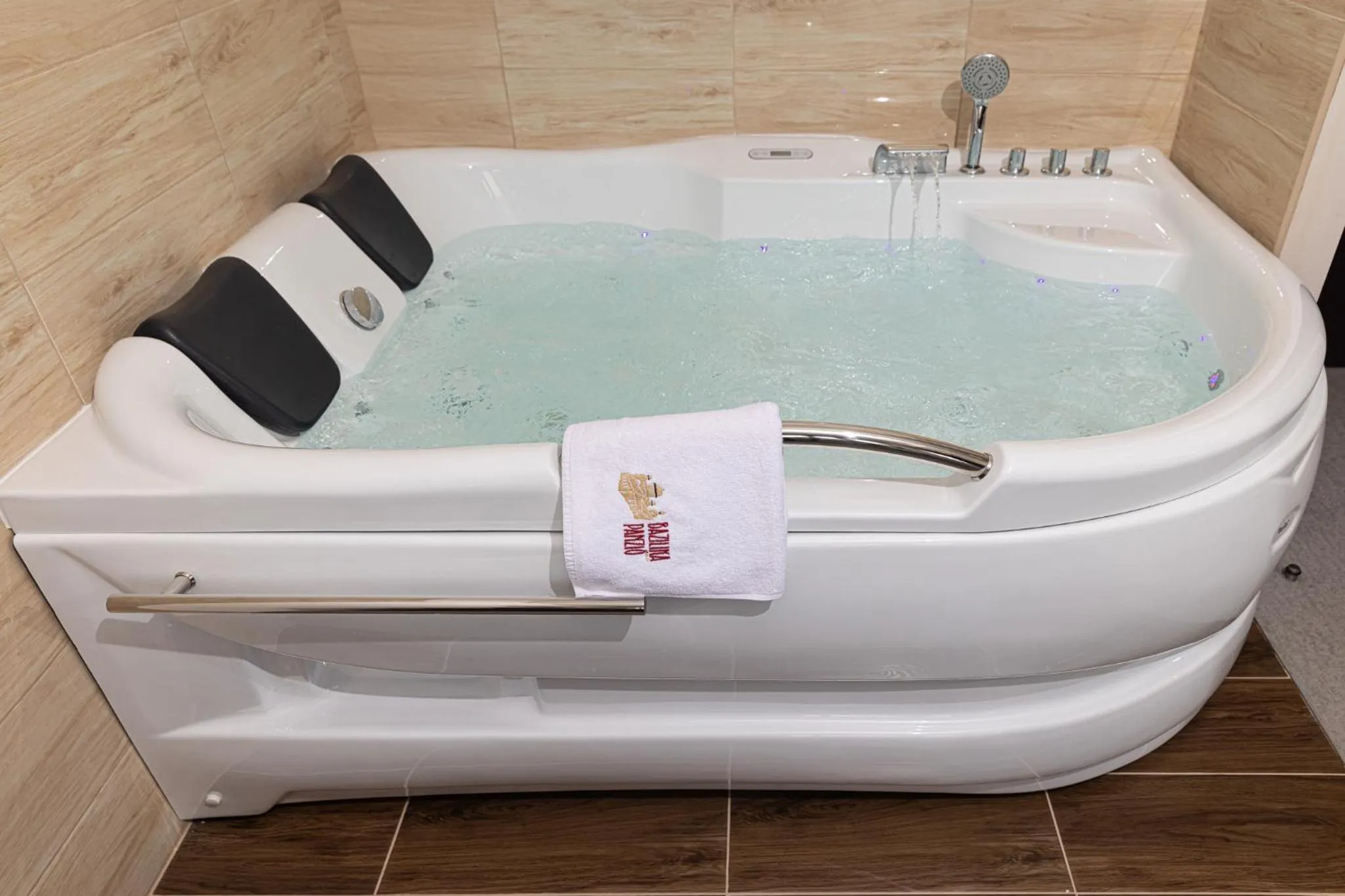 Hot Tub in Bazilika alatt Panzió