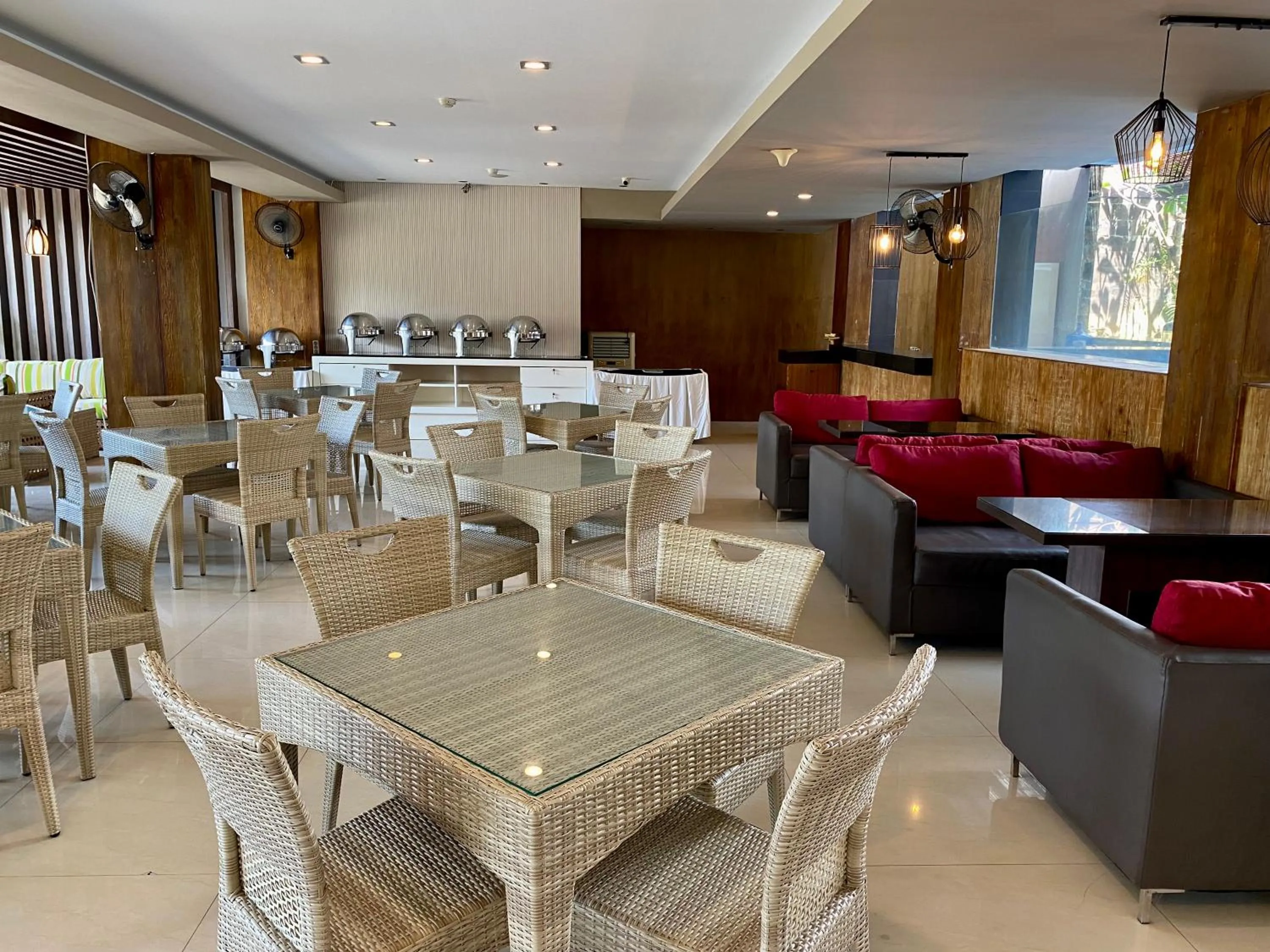 Restaurant/places to eat in Sun Royal Hotel