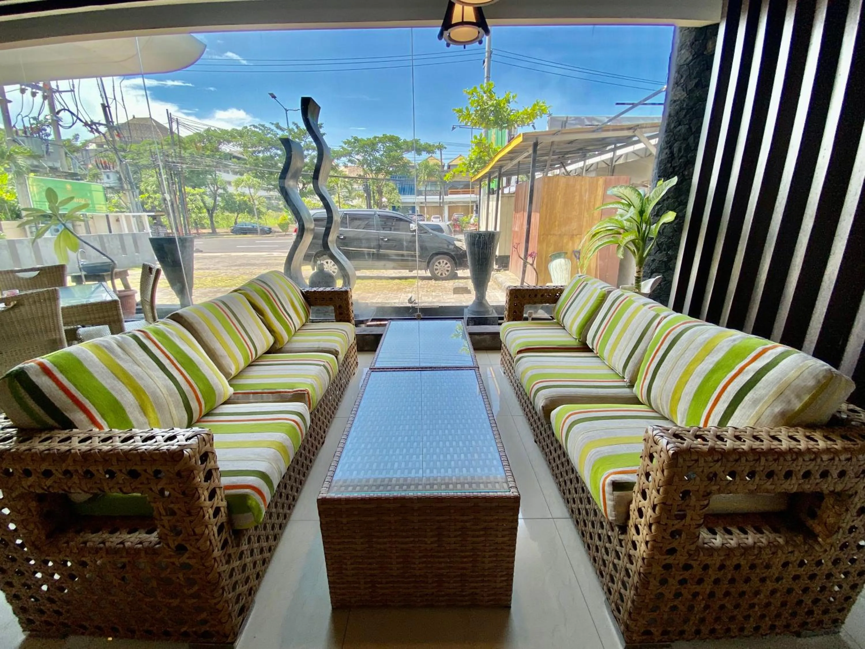 Restaurant/places to eat in Sun Royal Hotel