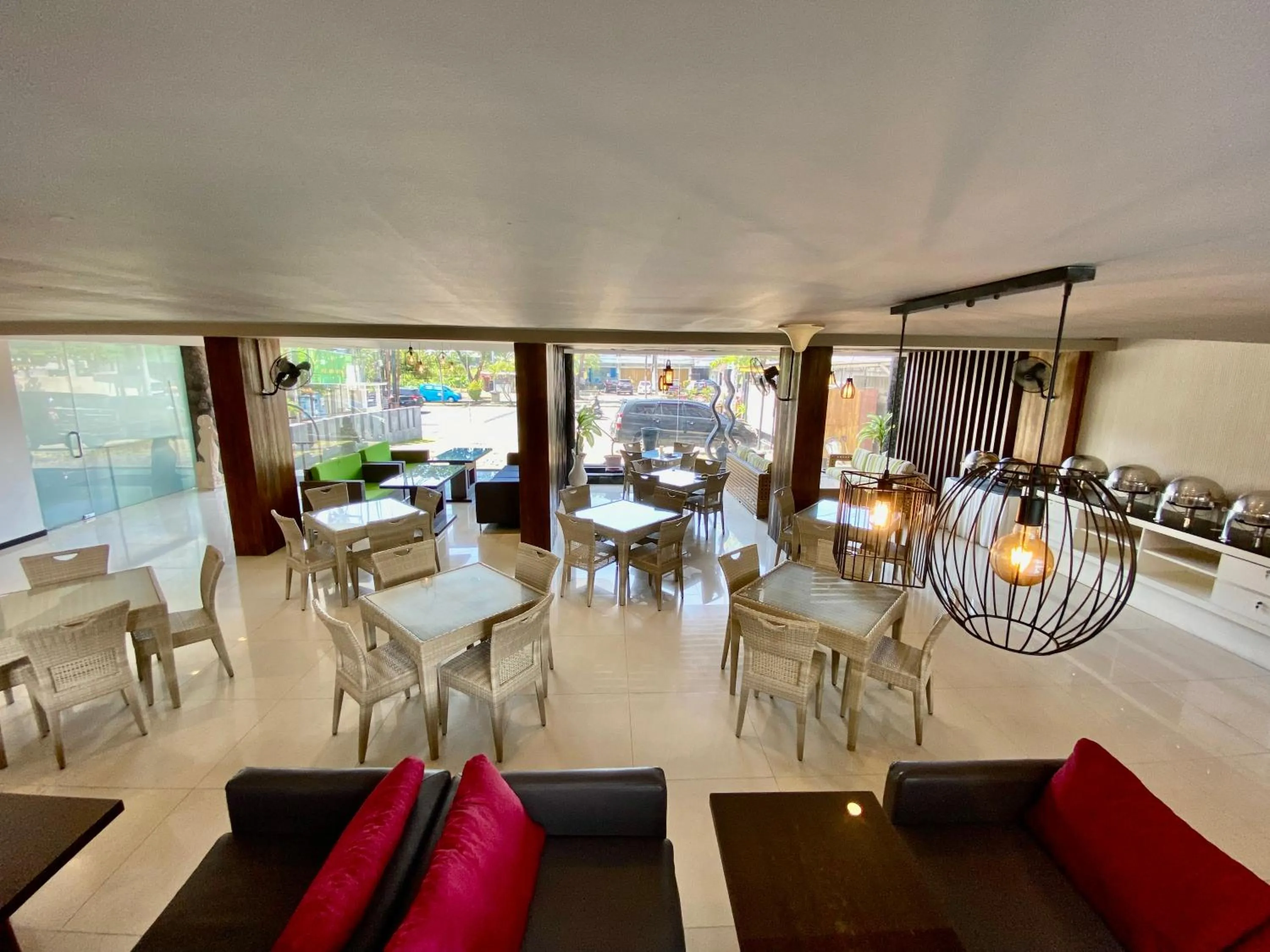 Restaurant/places to eat in Sun Royal Hotel