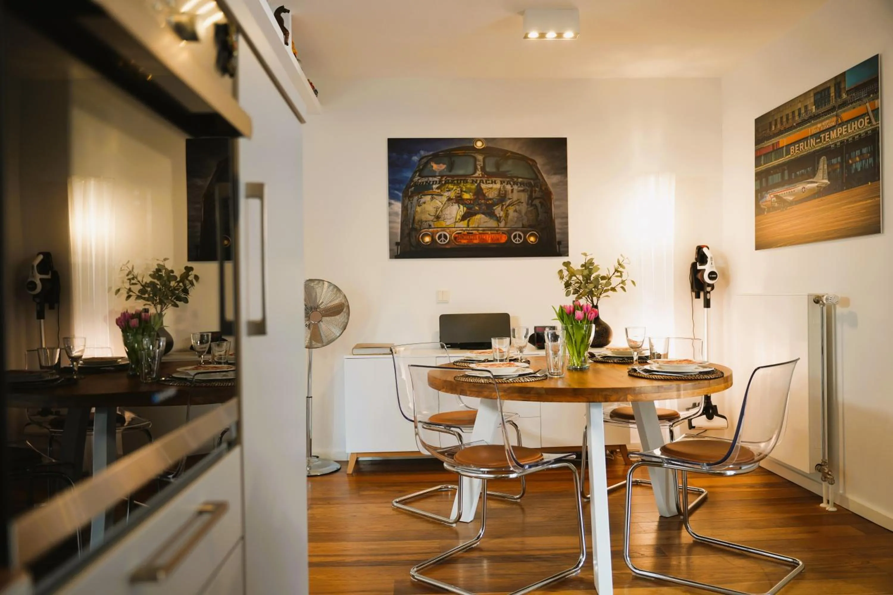 Dining area in The Berlin Getaway / 80qm in Berlin's Historic Diplomatic Quarter