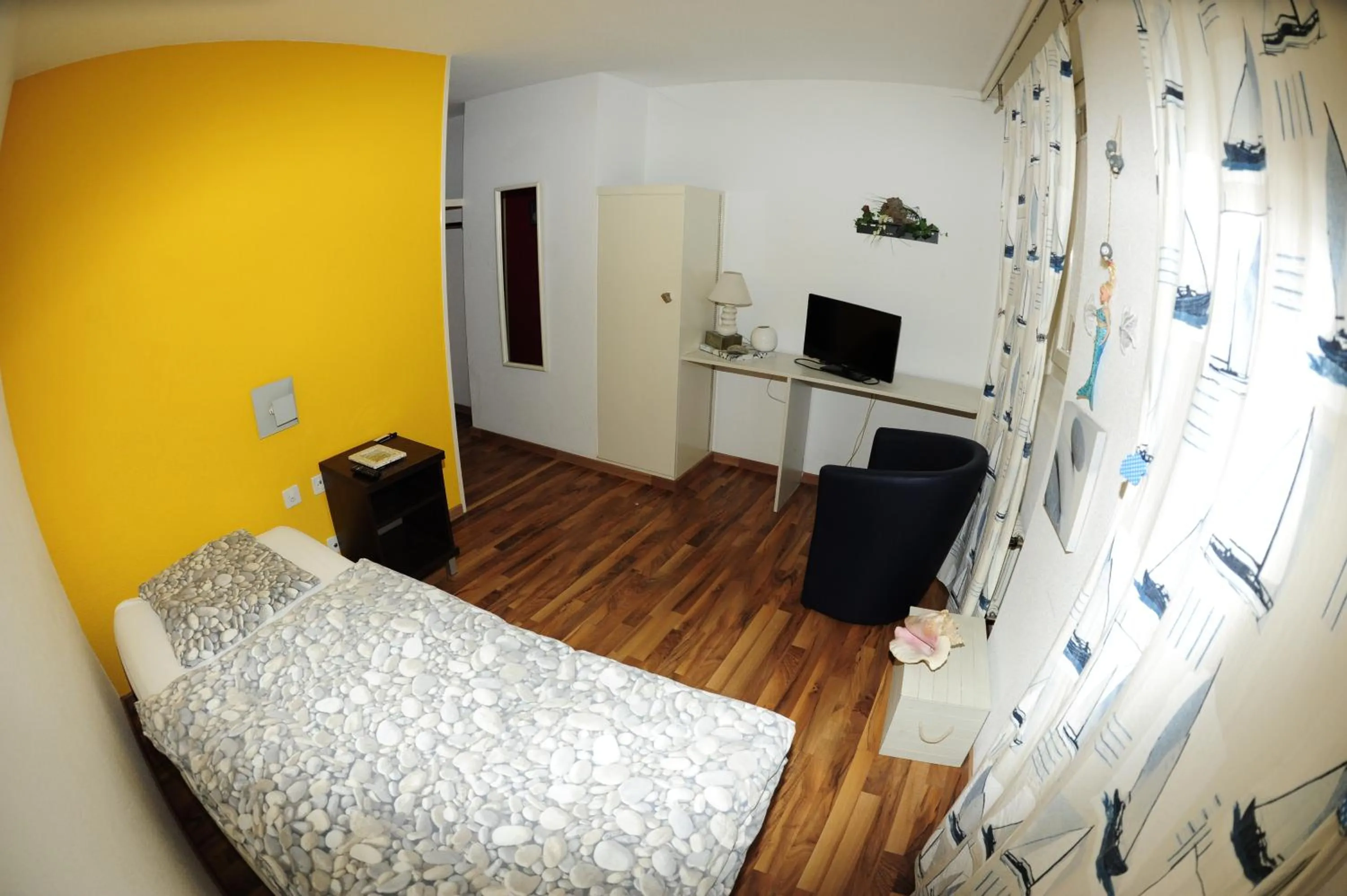 Bed in Hotel Restaurant Au Chasseur