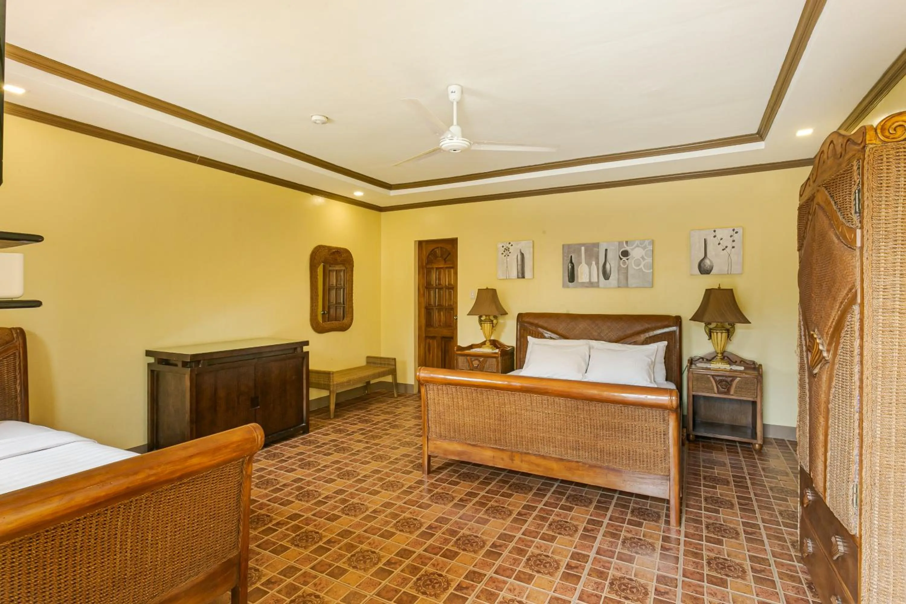 Bedroom, Bed in Turtle Bay Dive Resort