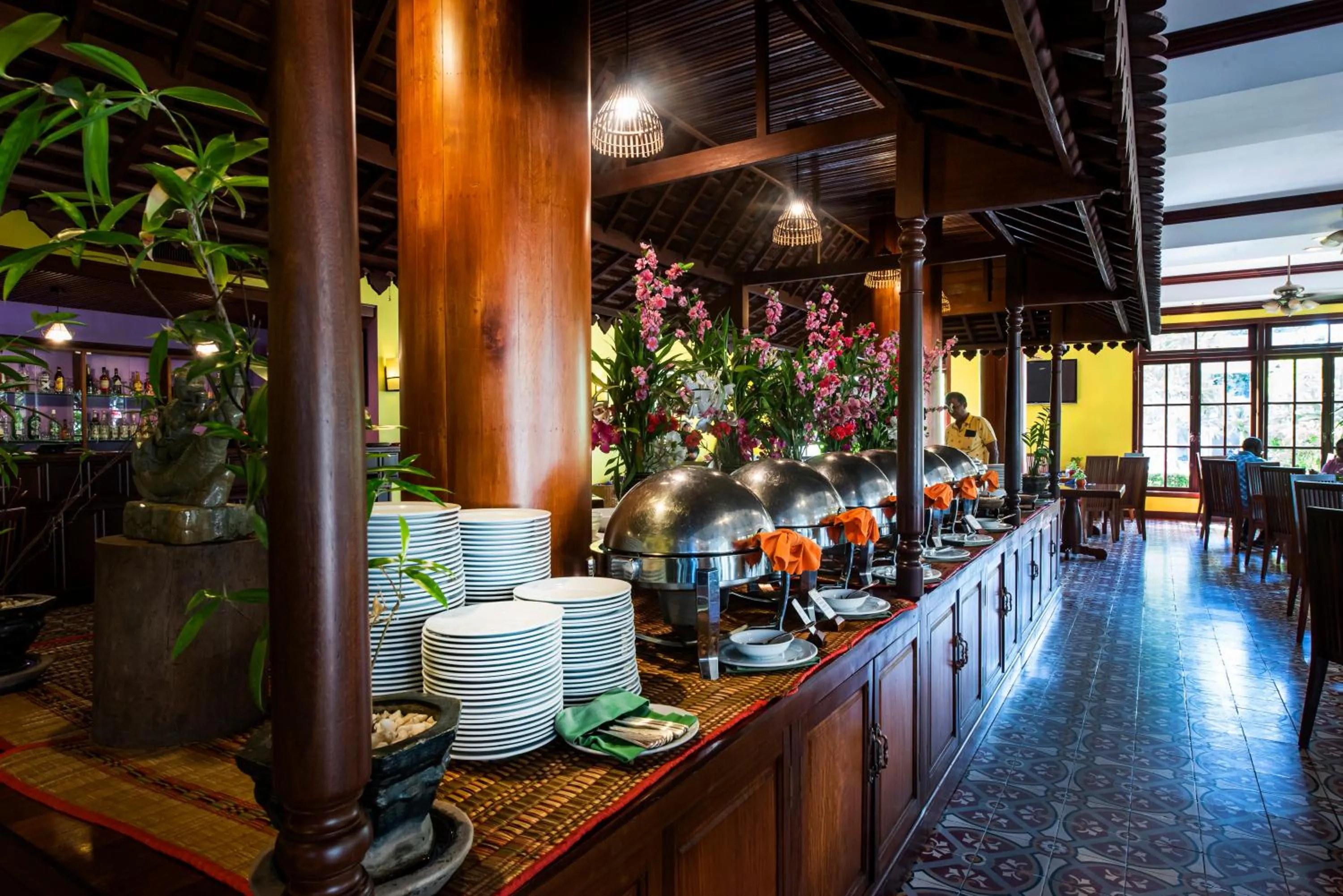 Restaurant/places to eat in Royal Crown Hotel & Spa