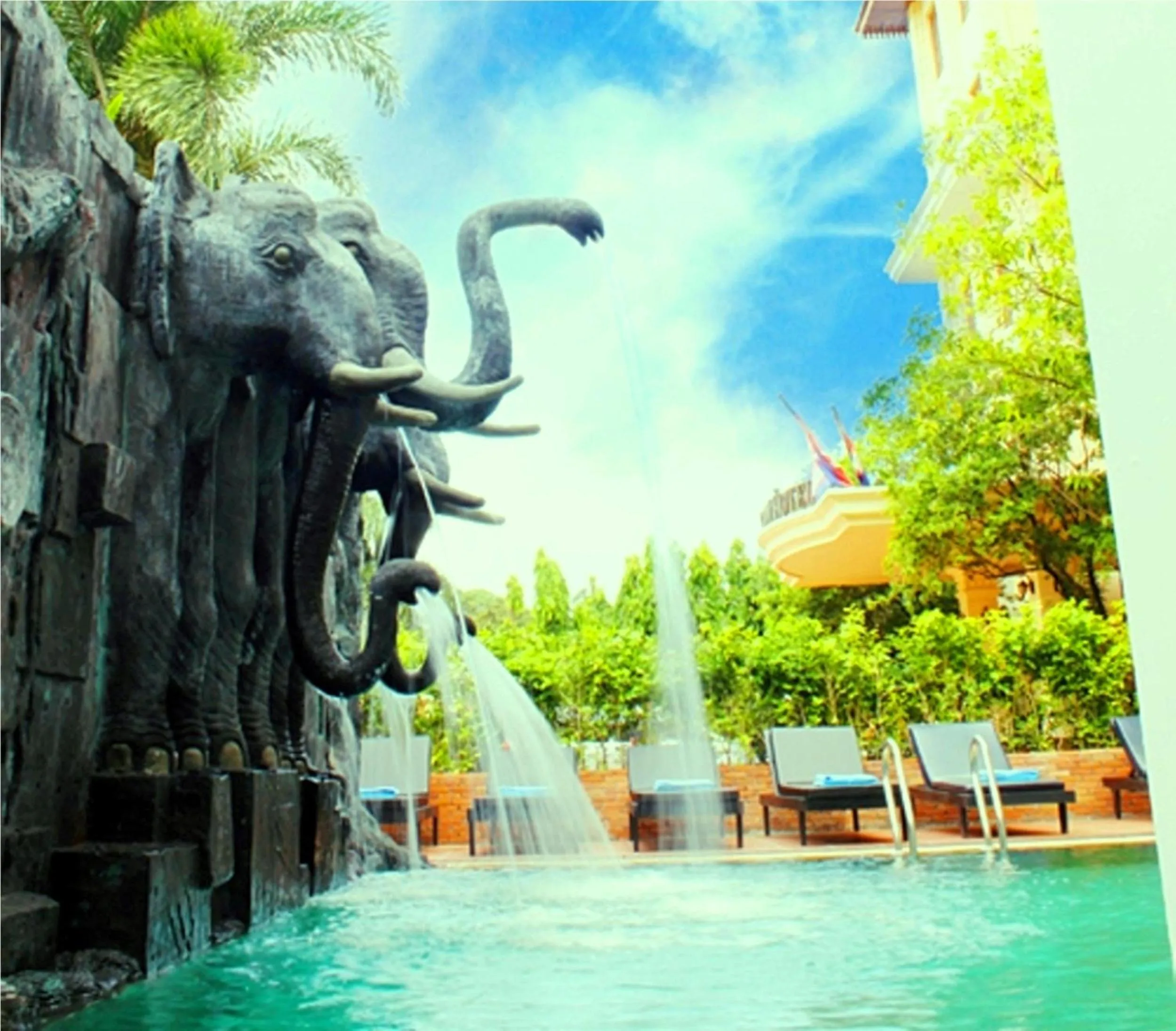 Swimming pool in Royal Crown Hotel & Spa