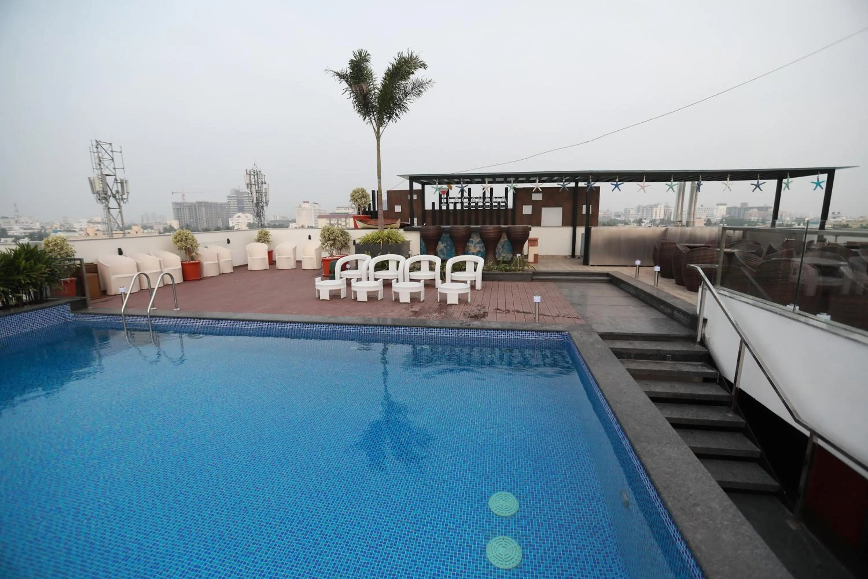 Swimming pool in Hotel Park Elanza Chennai