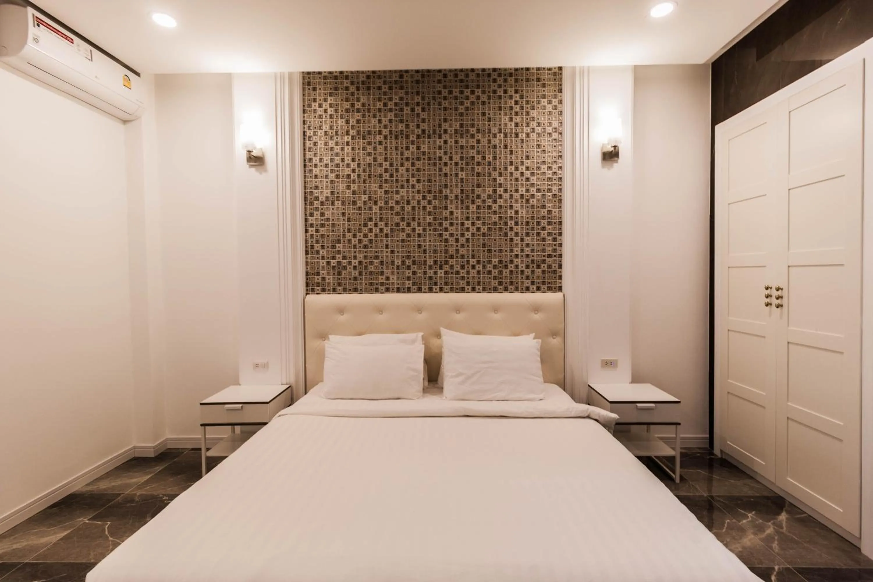 Bed in Top Pool Villa B5