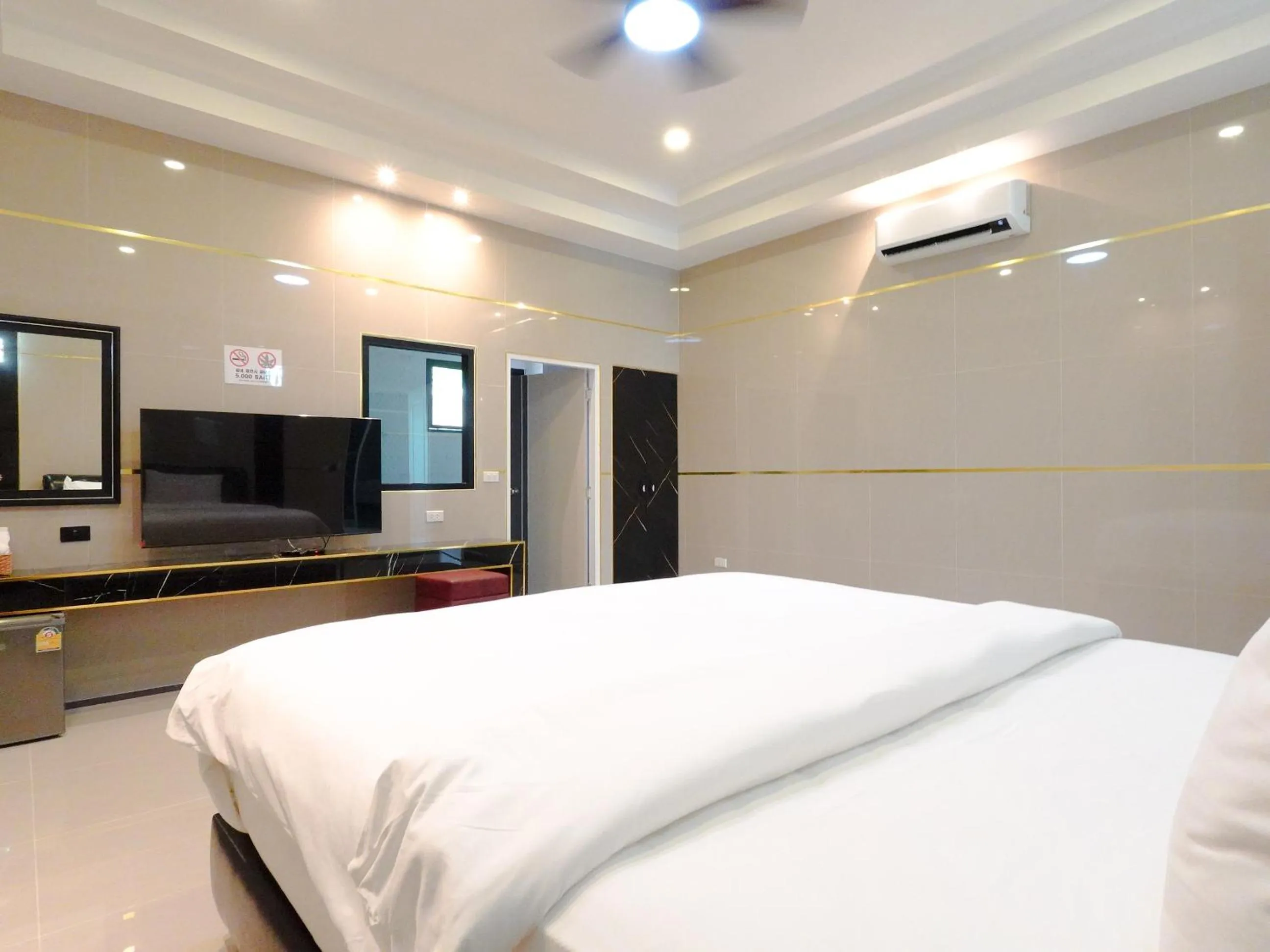 Bed in Top Pool Villa B5