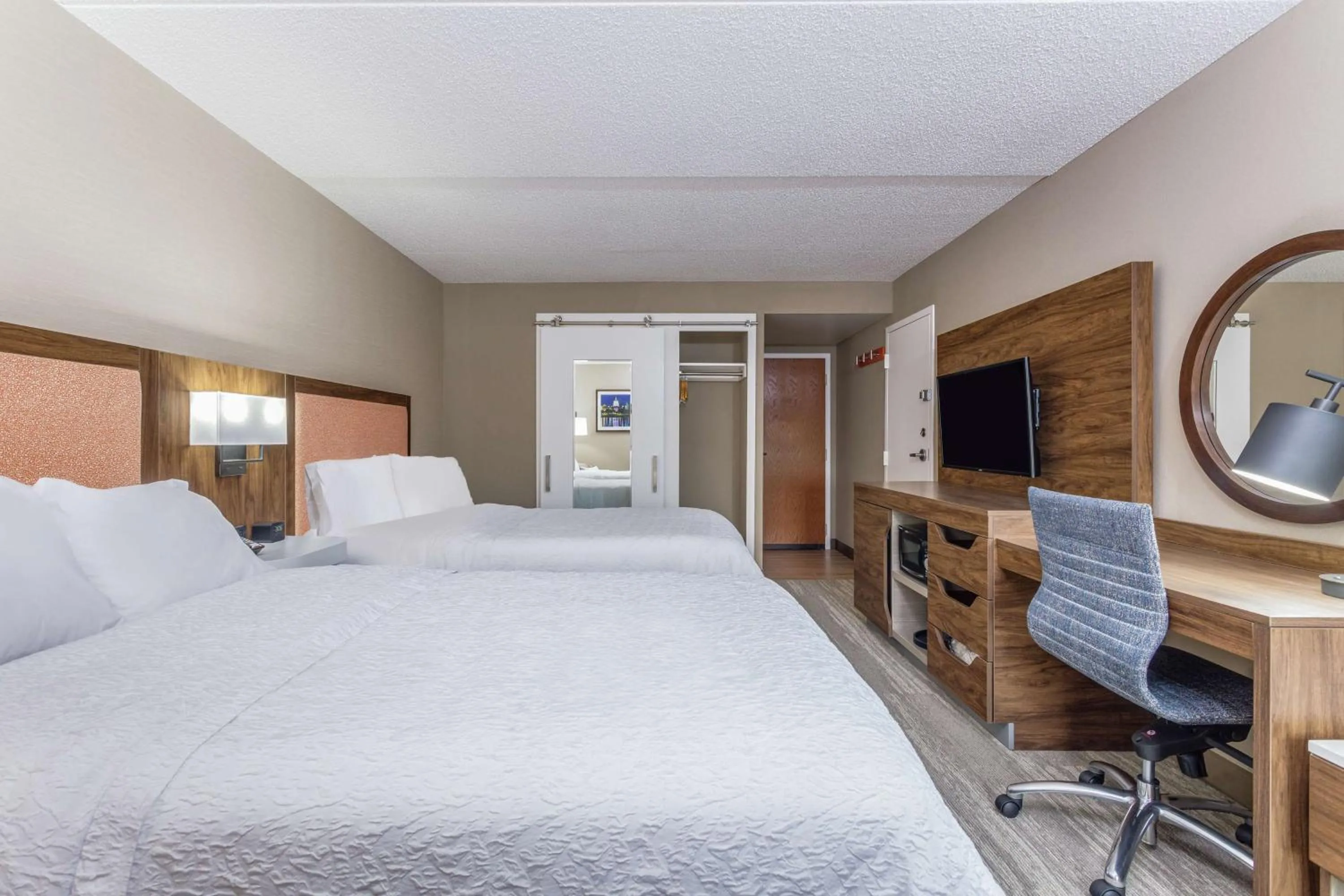 Bedroom, Bed in Hampton Inn Harrisburg-East/Hershey