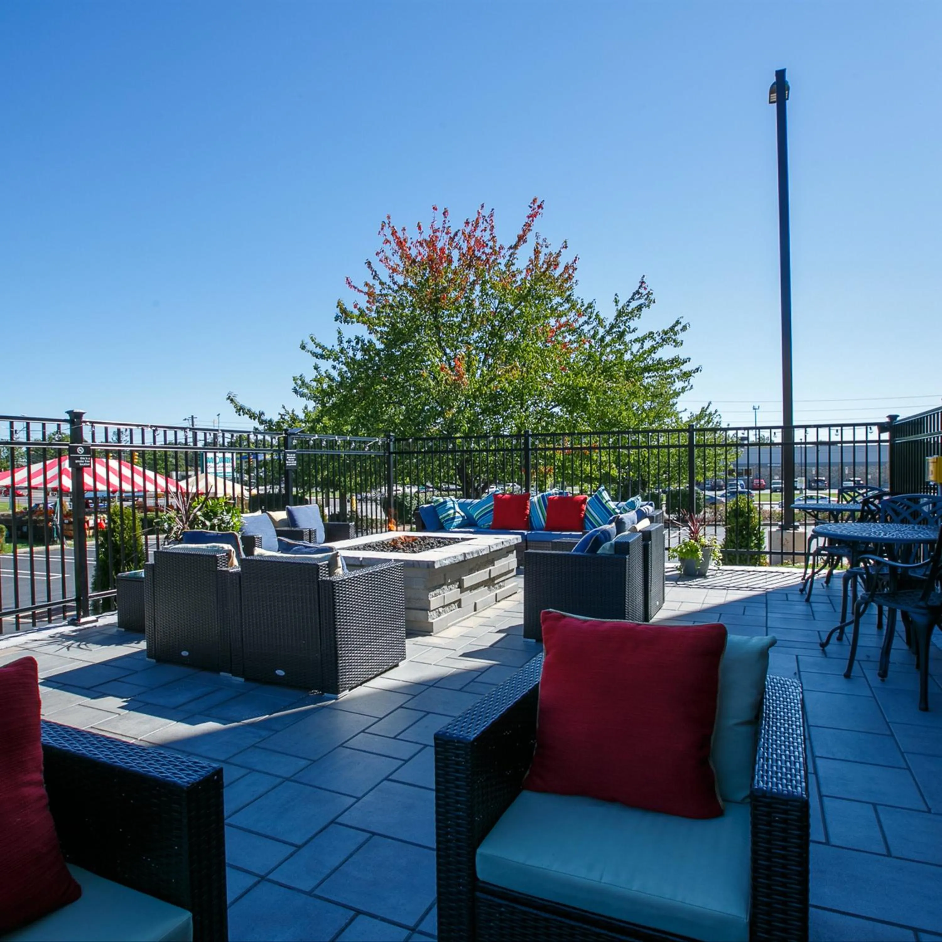 Patio in Hampton Inn Harrisburg-East/Hershey