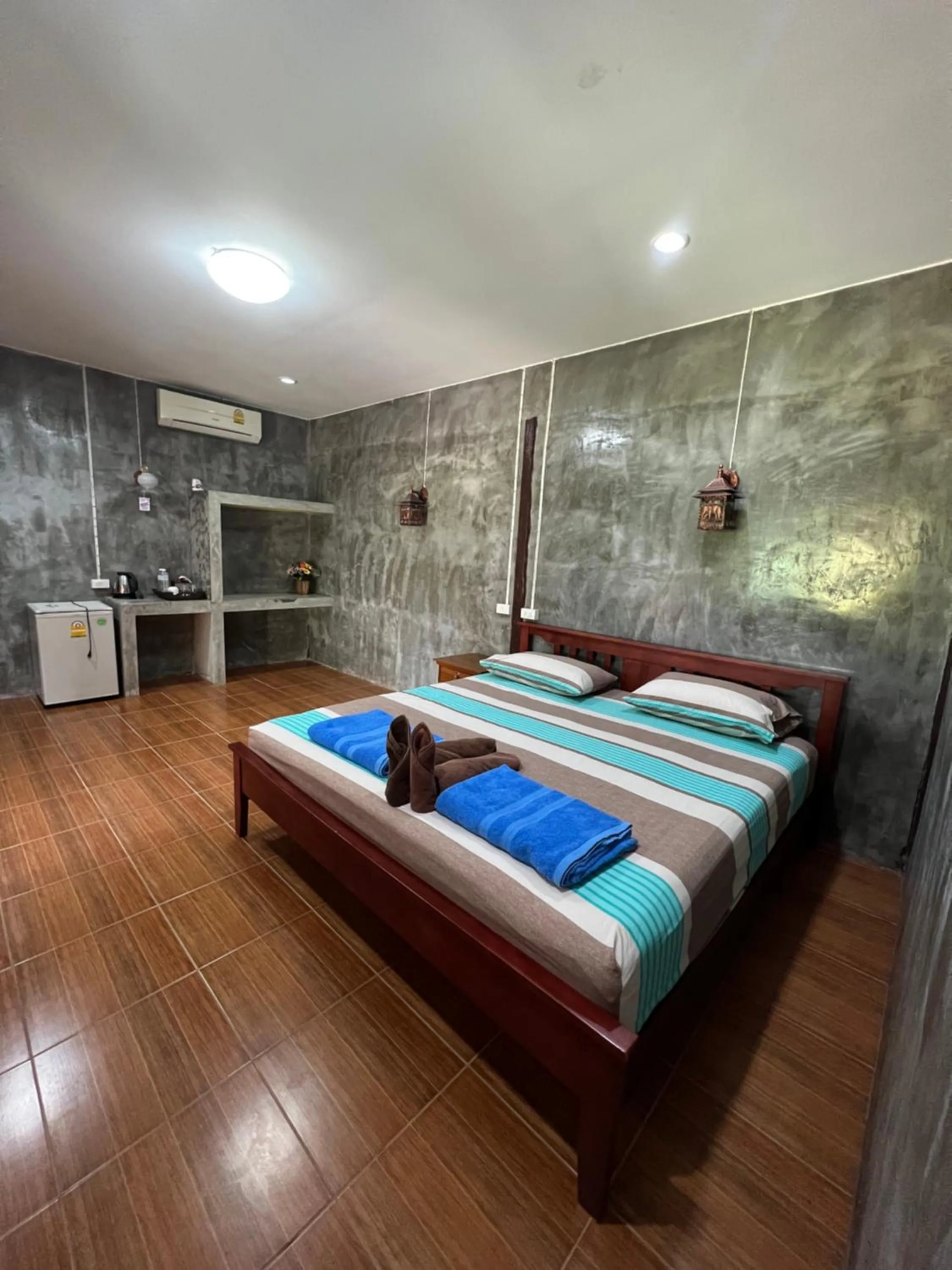 Photo of the whole room, Bed in Pim Bungalow