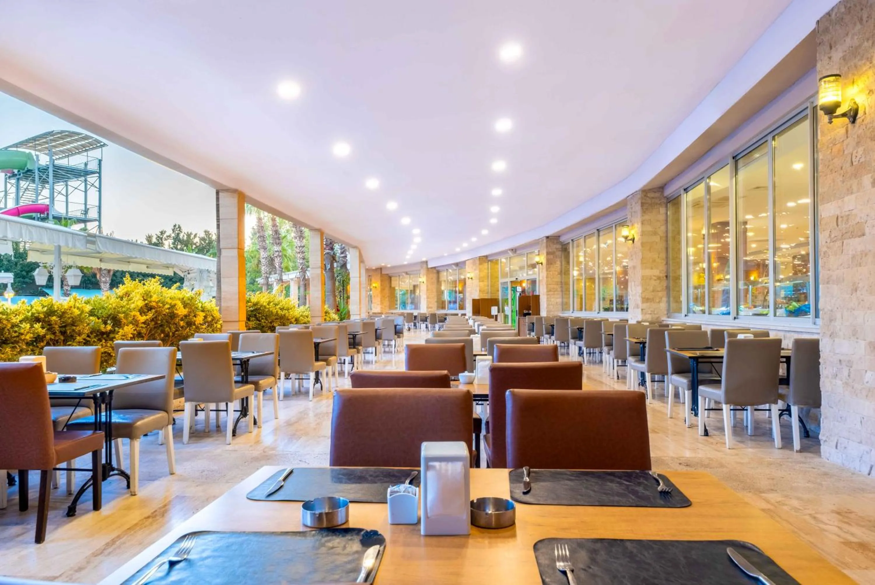 Restaurant/places to eat in Ramada Resort Side