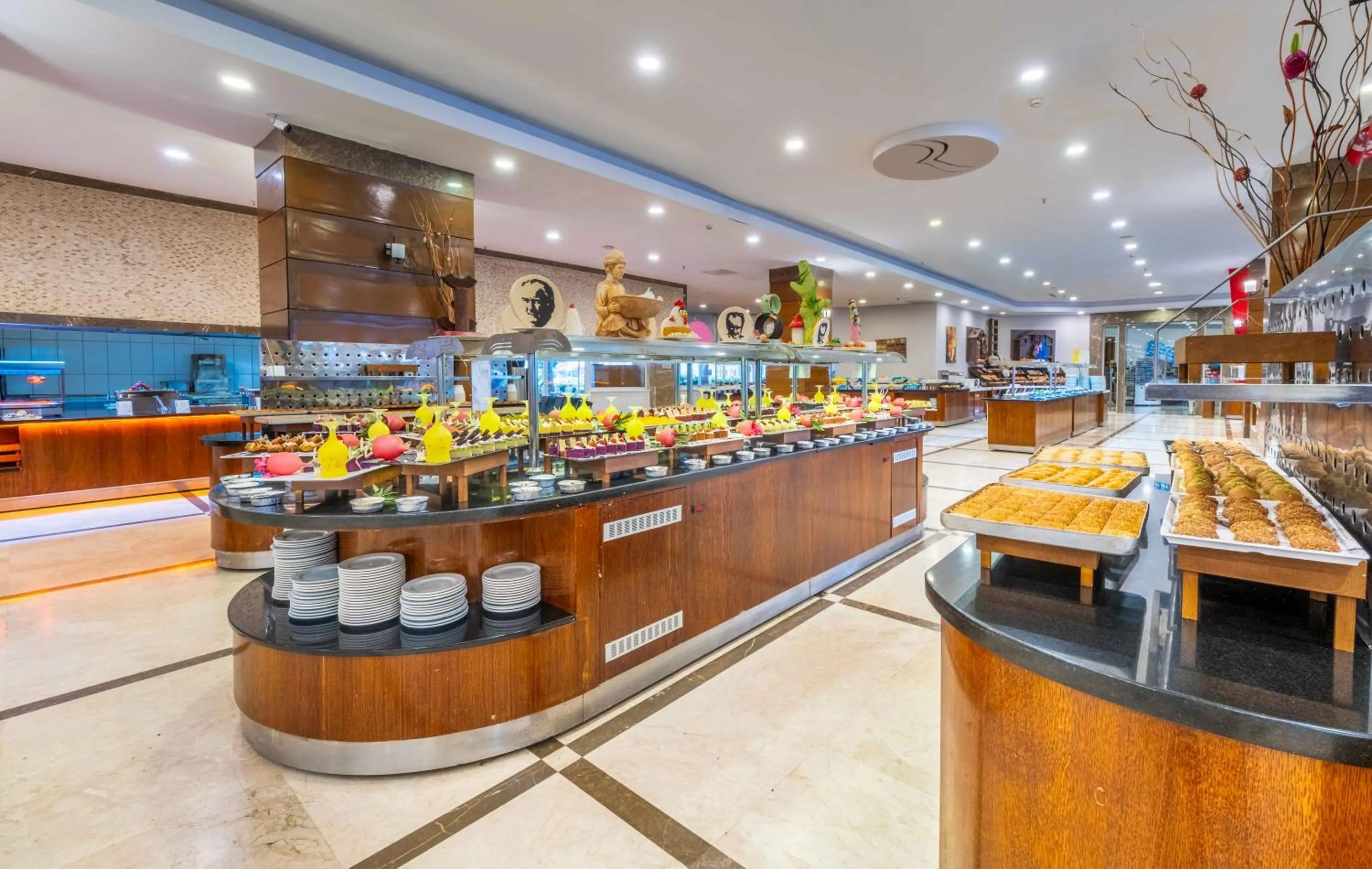 Restaurant/places to eat in Ramada Resort Side