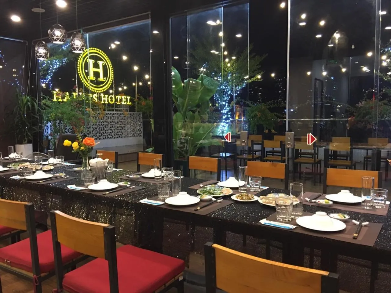Restaurant/places to eat in Halais Hotel