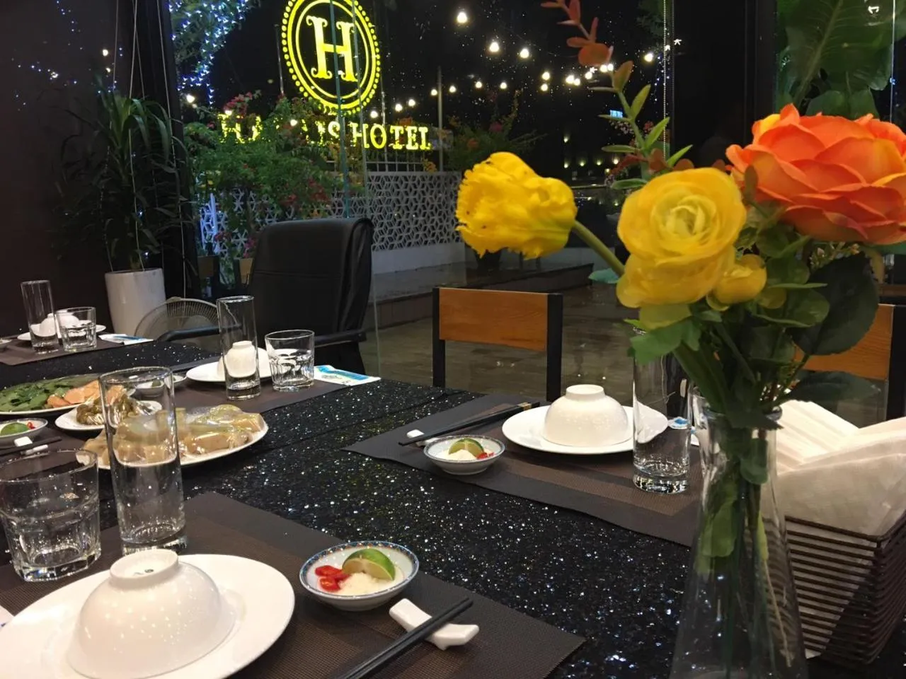 Restaurant/places to eat in Halais Hotel