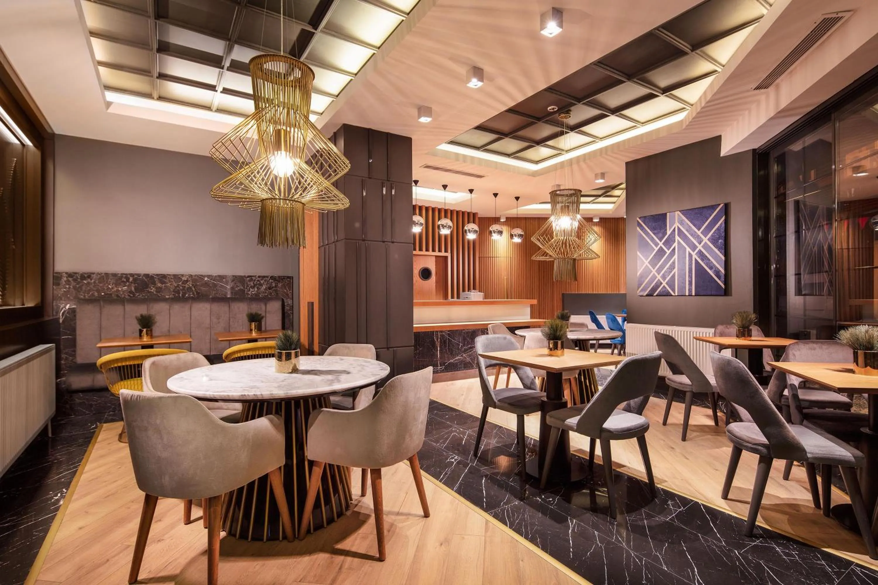 Restaurant/places to eat in B LOFT HOTEL