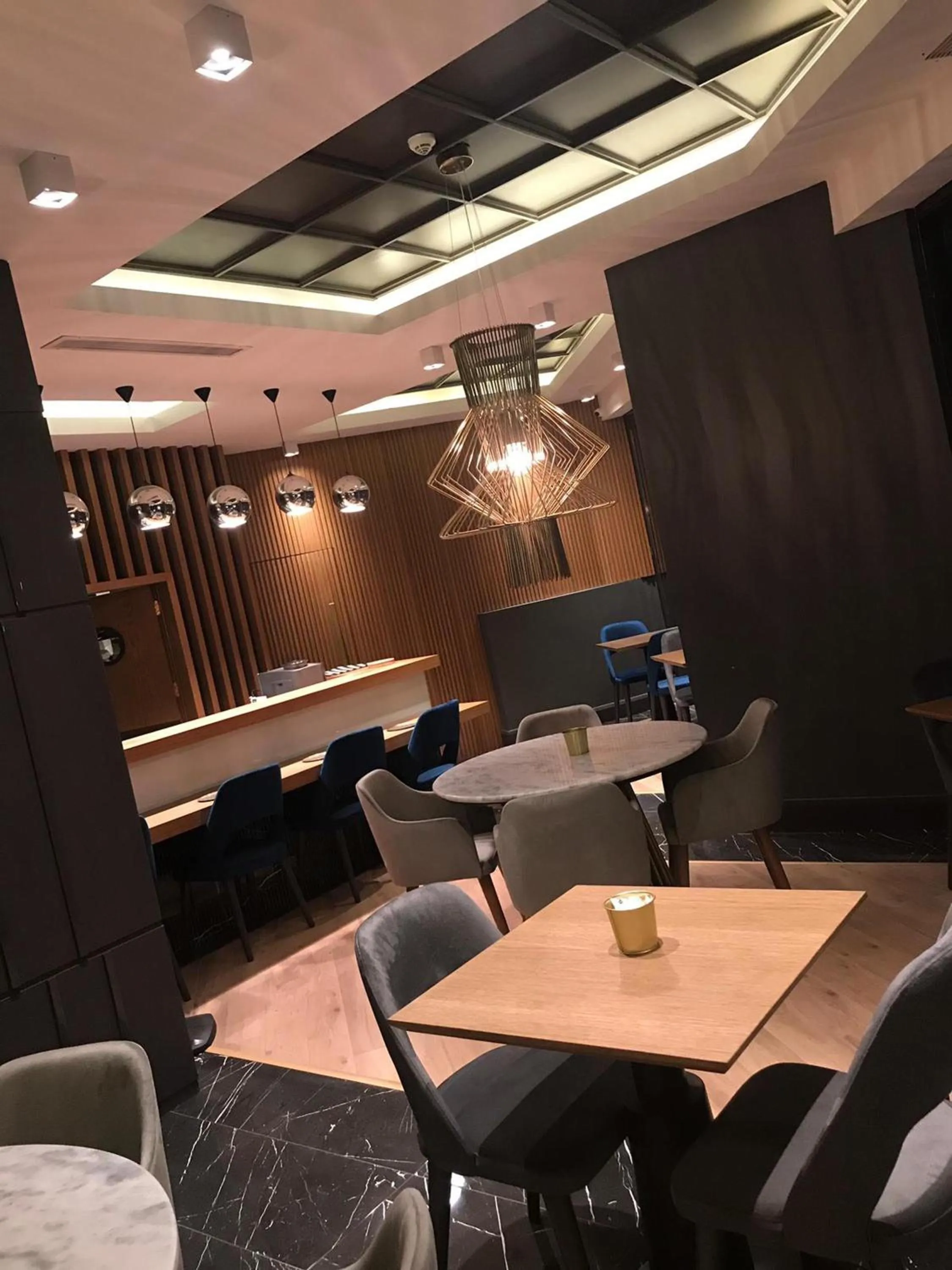 Restaurant/places to eat in B LOFT HOTEL