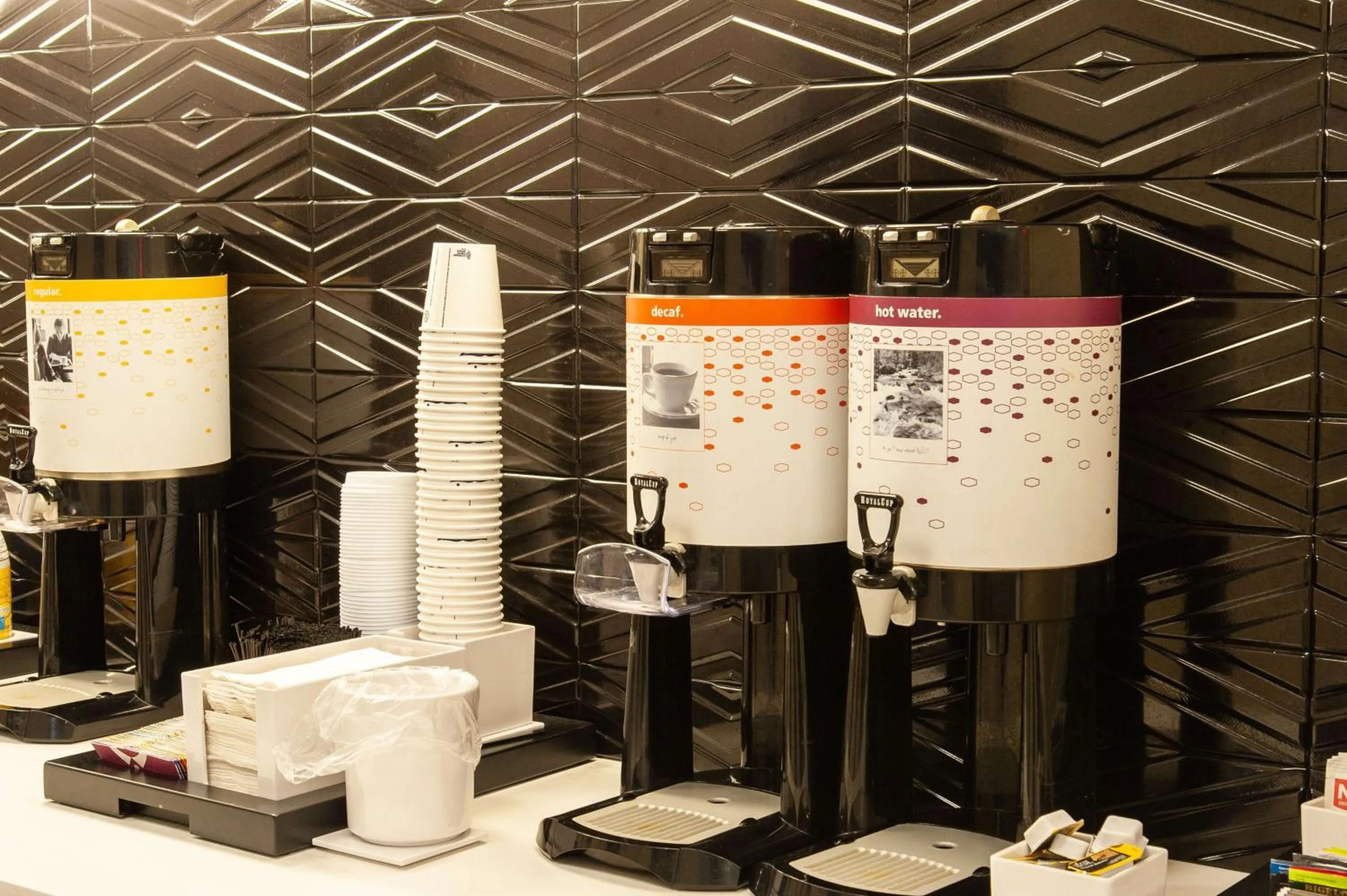 Dining area in Hampton Inn & Suites Jackson Coliseum